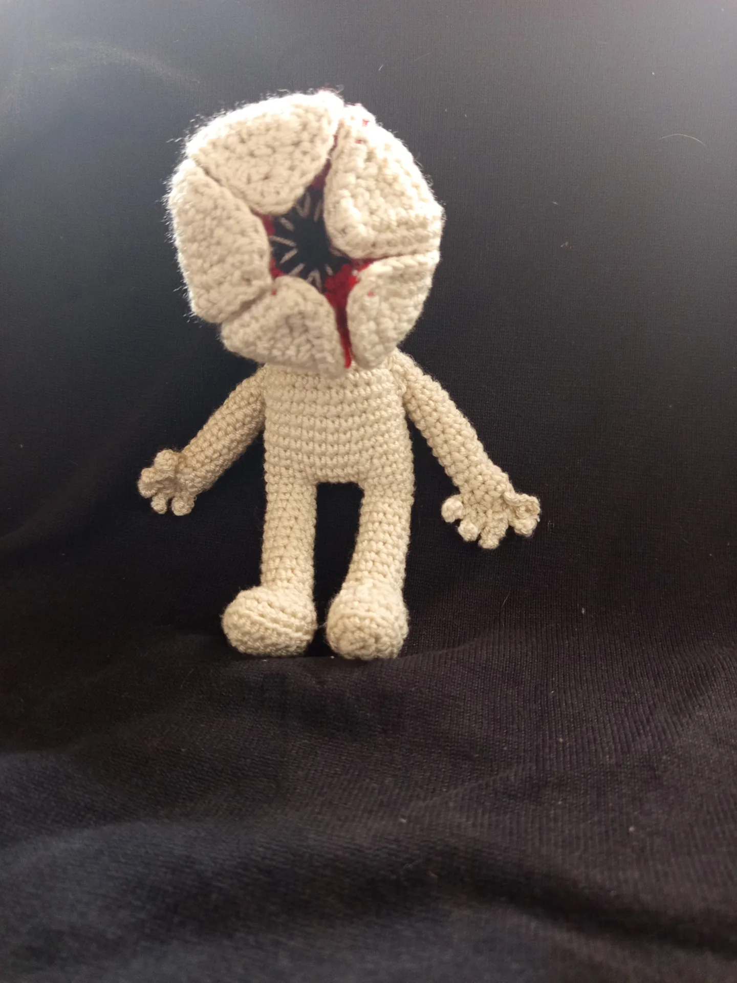 Muñeco Demogorgon de Stranger Things tejido a mano - Imagen 2
