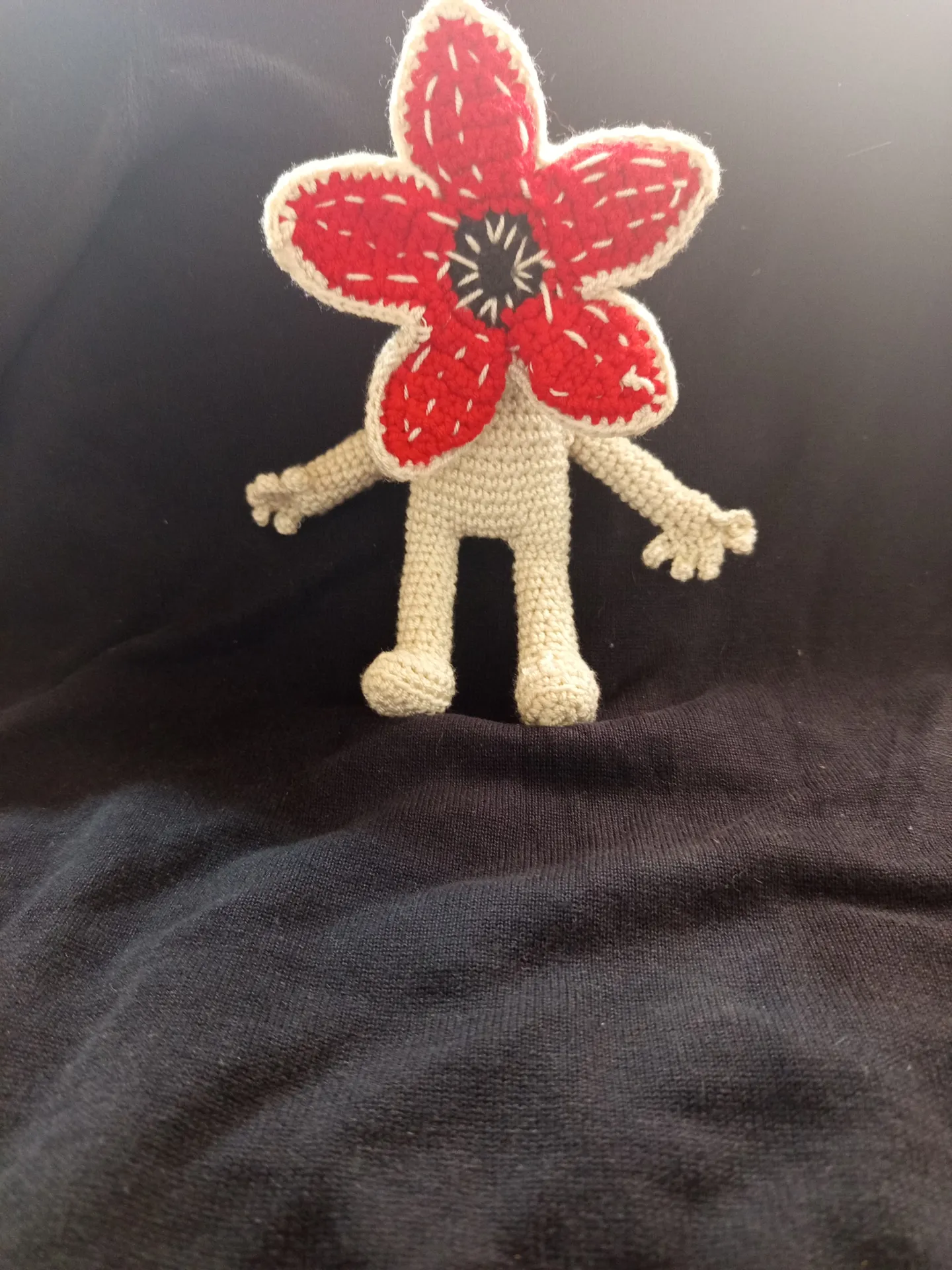 Muñeco Demogorgon de Stranger Things tejido a mano