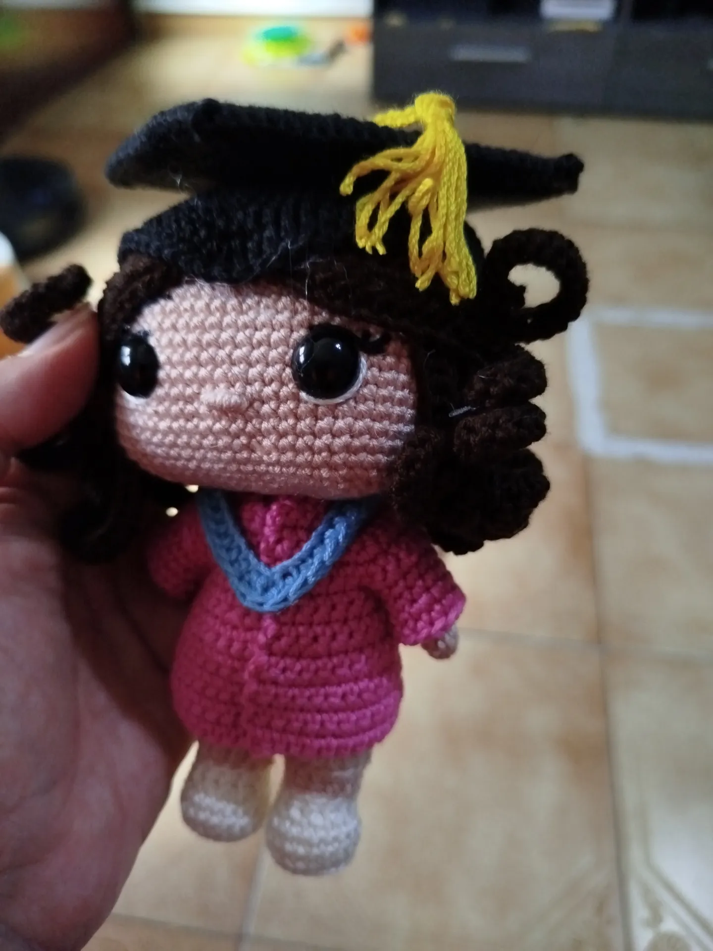 Muñeca Amigurumi graduación - Imagen 2