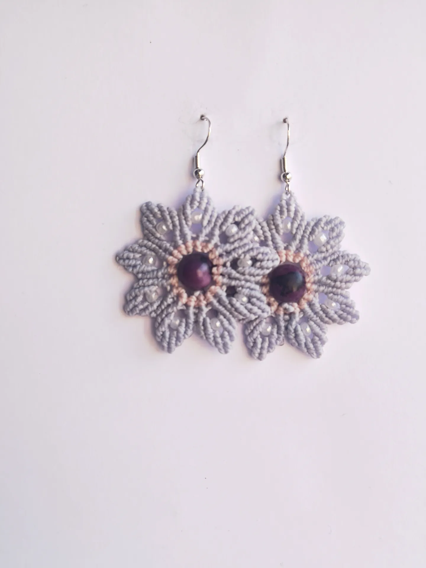 Pendientes diseño flores en macramé - Imagen 3