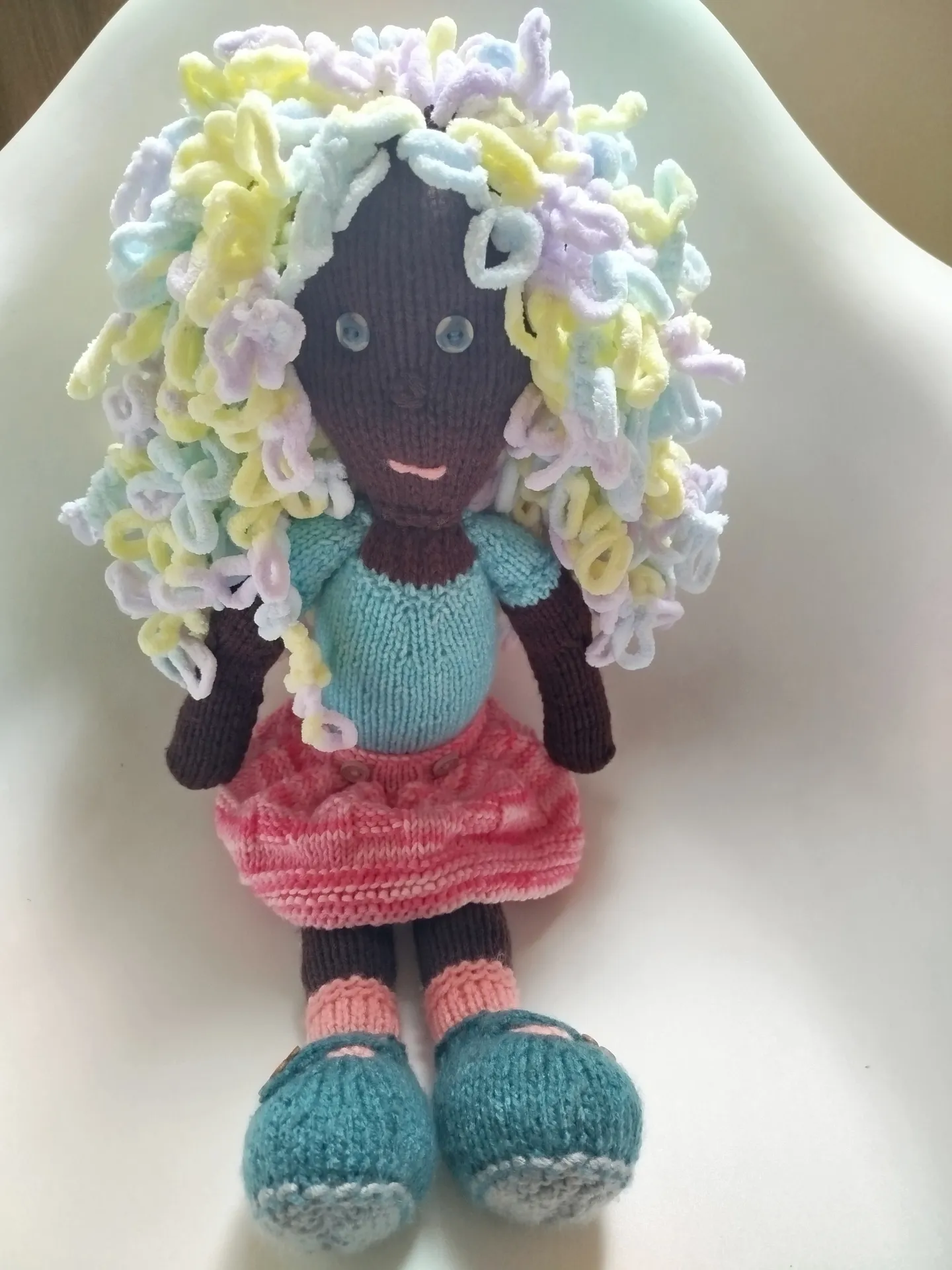 Muñeca tejida a mano. Piel oscura, ojos grises y beige - Imagen 2
