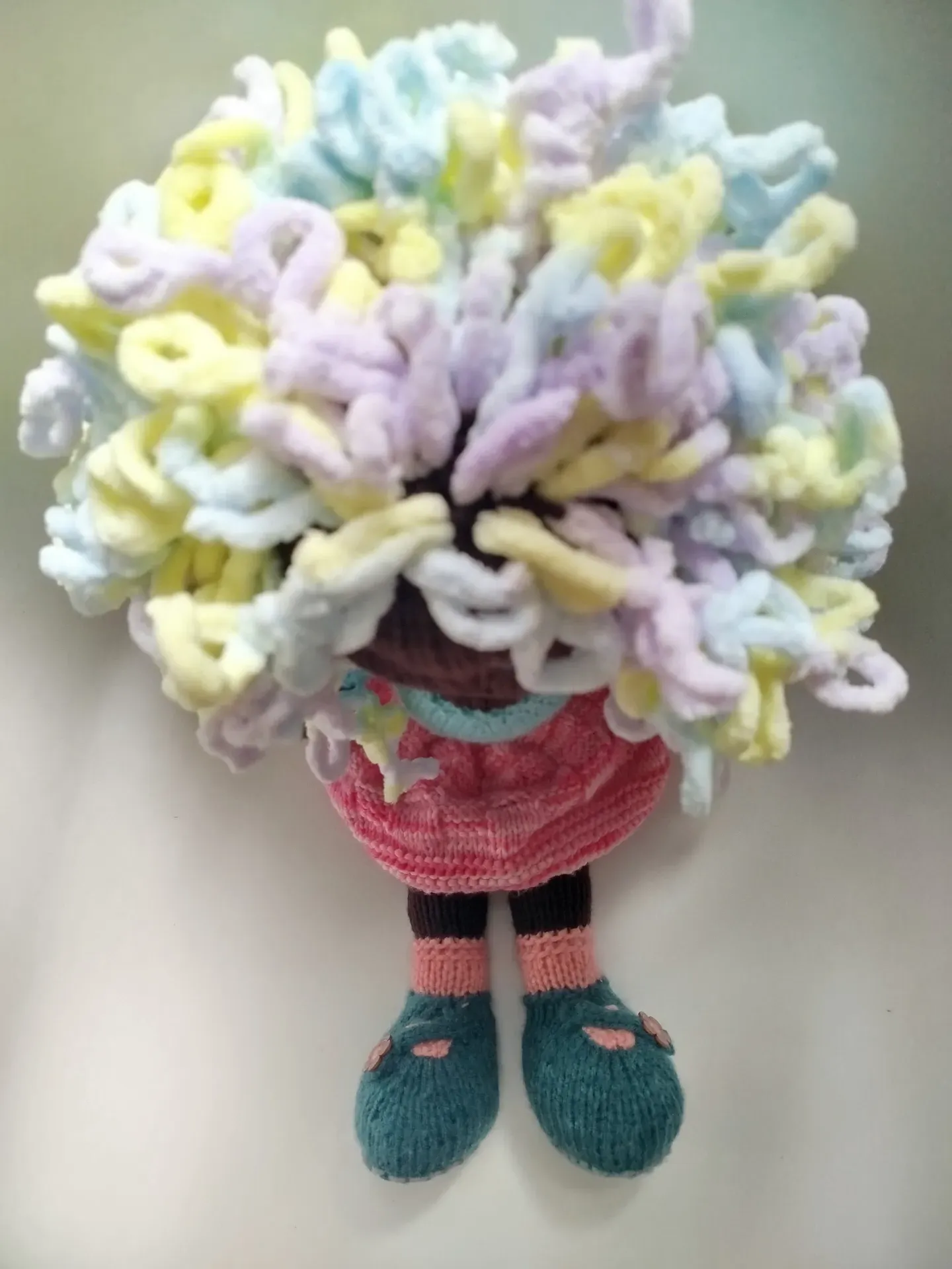 Muñeca tejida a mano. Piel oscura, ojos grises y beige - Imagen 3