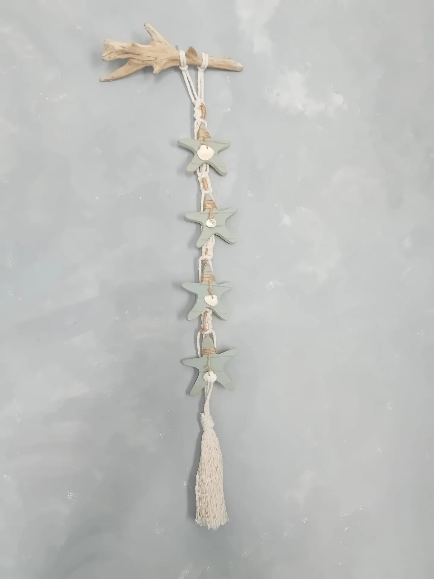 Colgante macramé y estrellas de madera