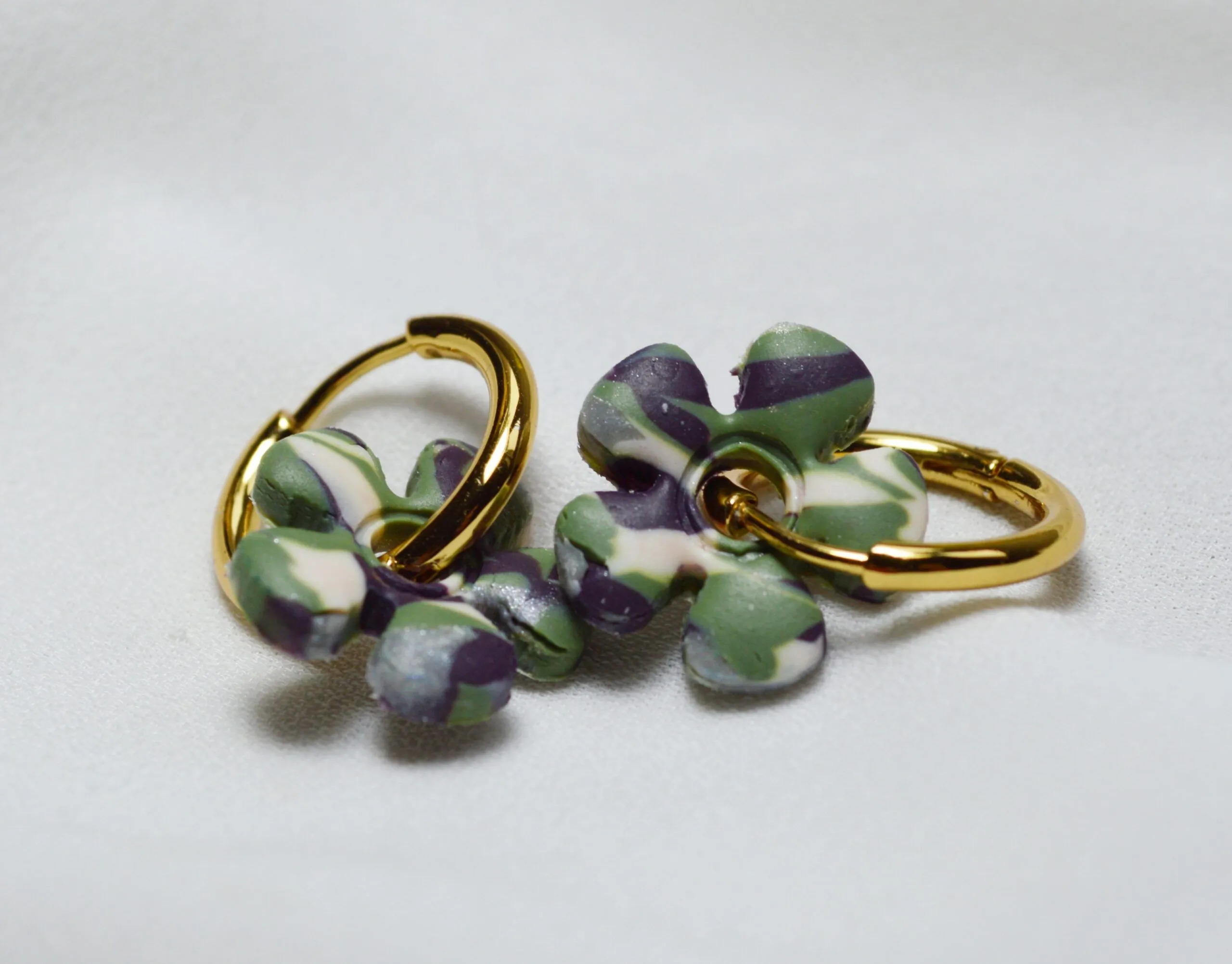 Pendientes de arcilla polimérica modelo Charm Flor Morada y Verde