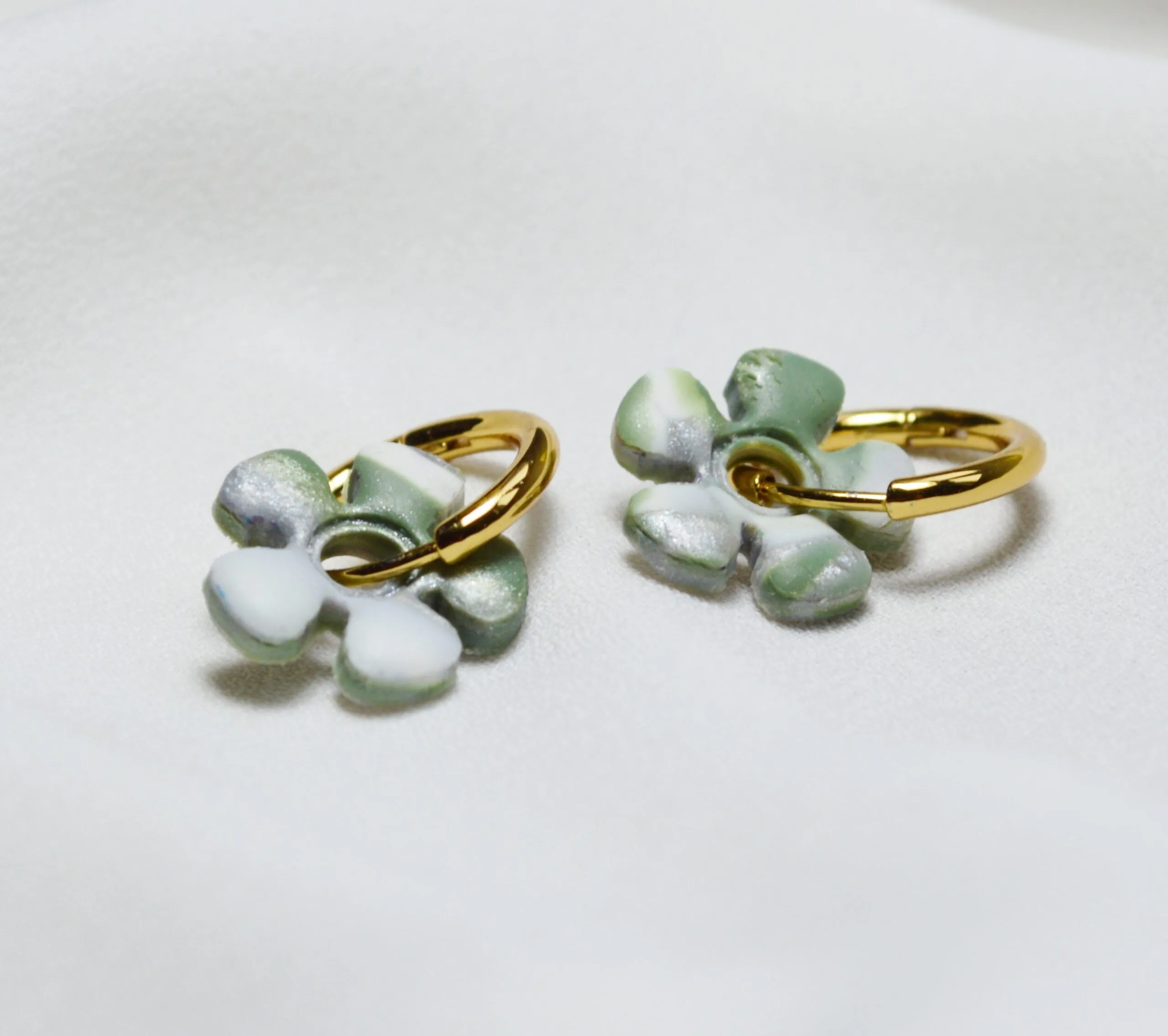 Pendientes de arcilla polimérica modelo Charm Flor Blanca y Verde