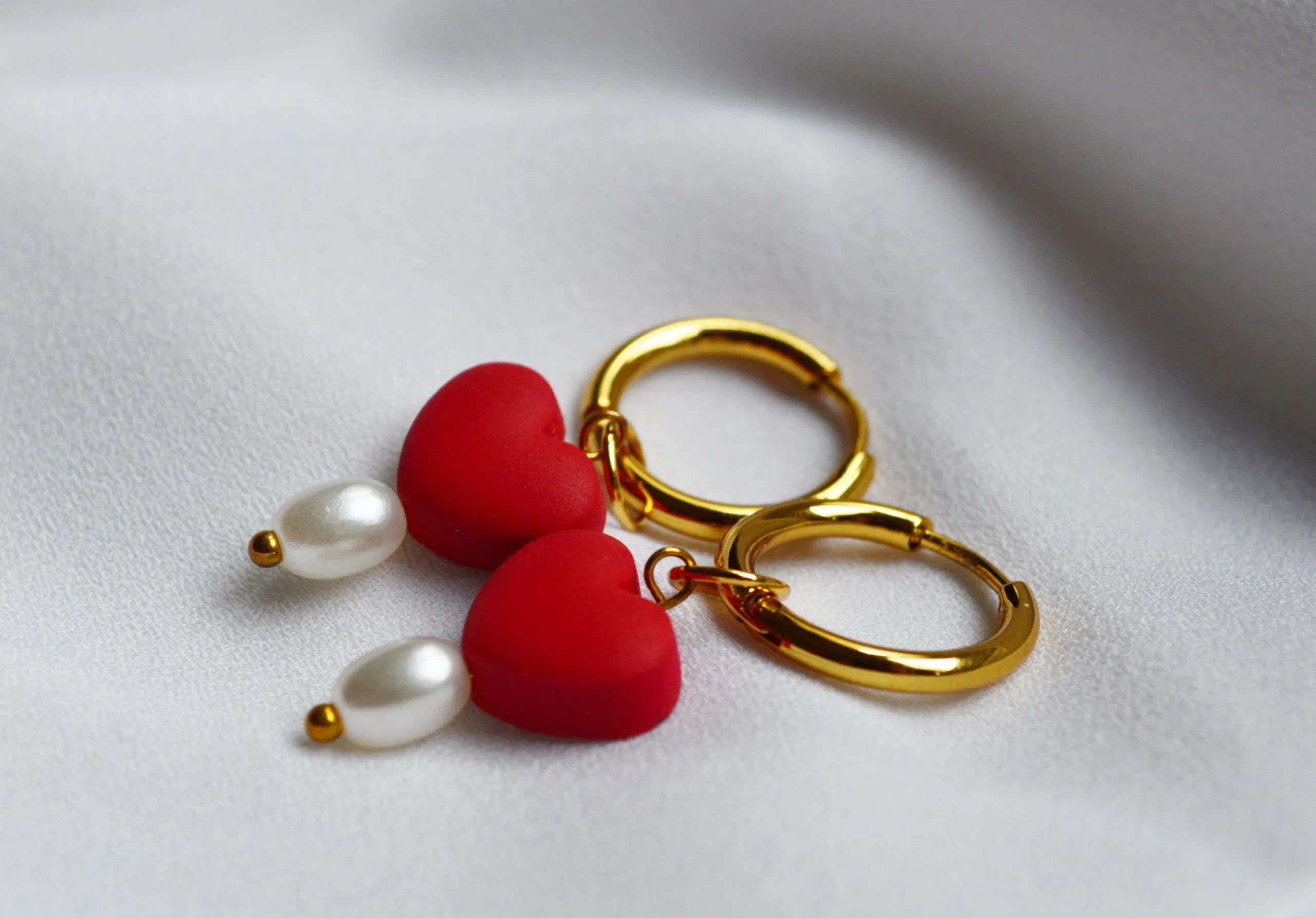 Pendientes de arcilla polimérica modelo Charm Corazón Rojo