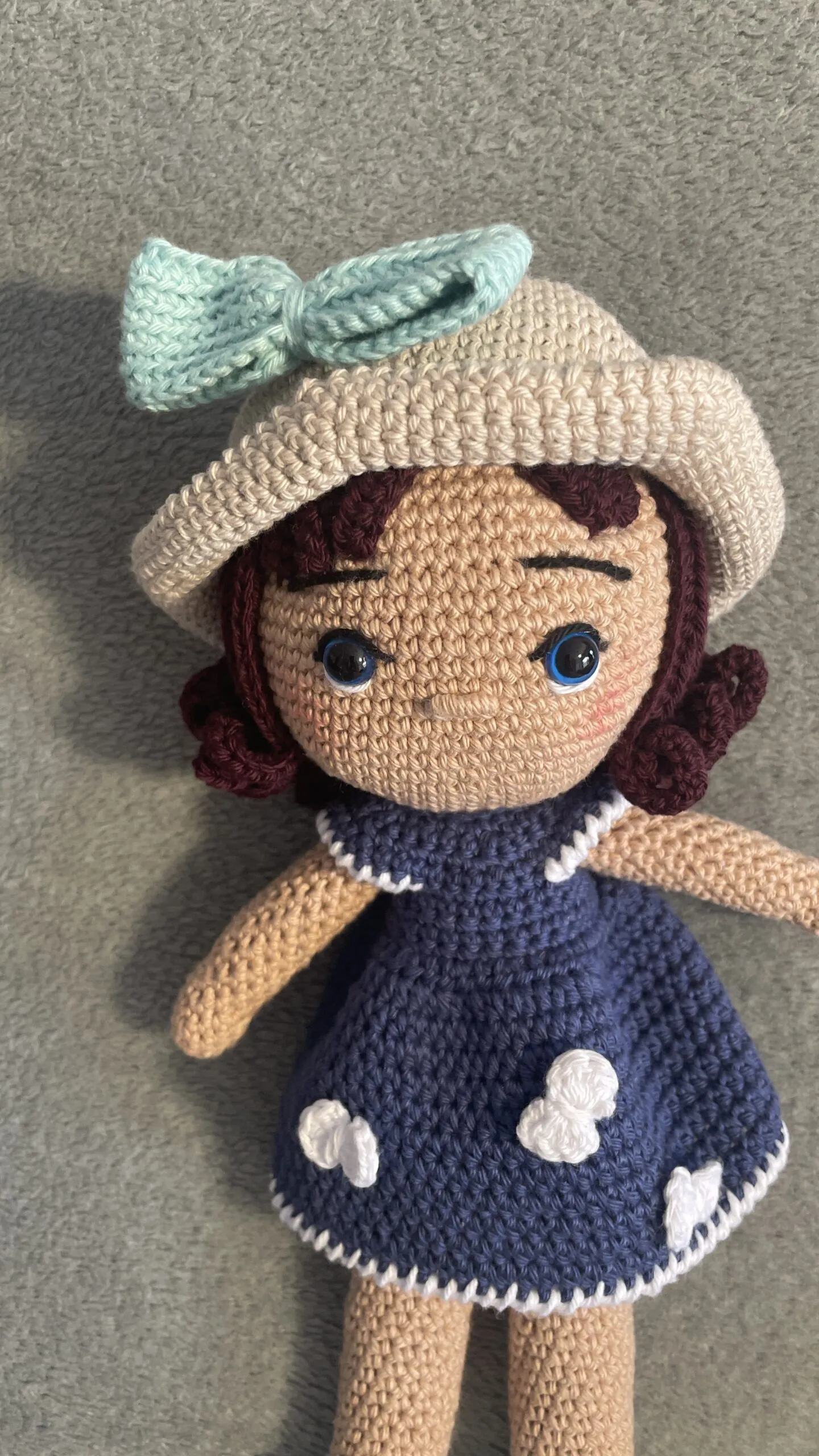Muñeca a crochet hecha a mano - Imagen 2