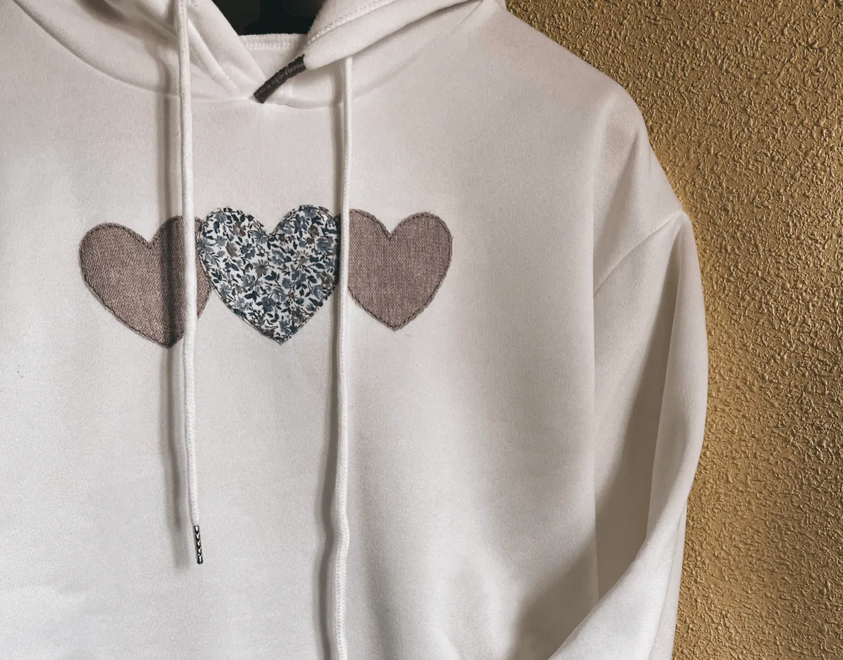 Sudadera corazones bordada a mano