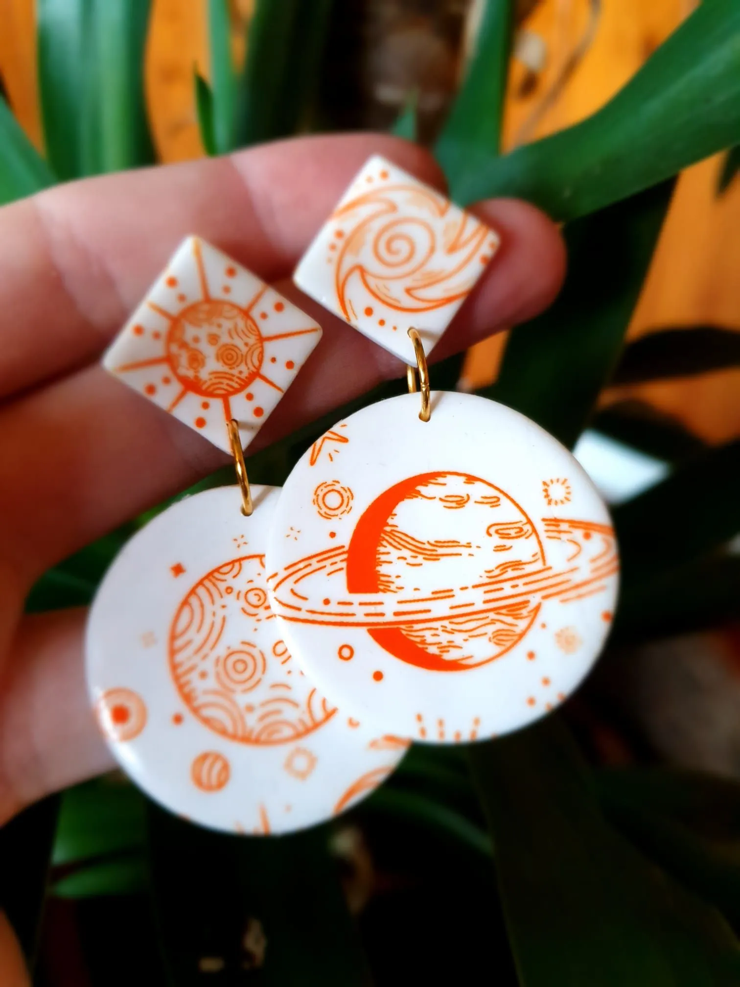 Pendientes universo a color planetas naranjas