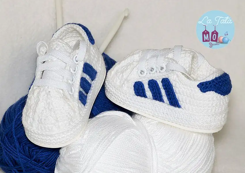 Patucos para bebé tejidos a crochet o ganchillo. Deportivas de caña baja personalizadas - Imagen 2