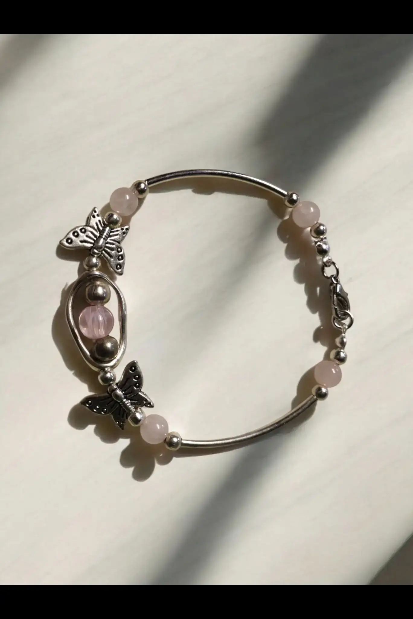 Toque de encanto: Pulsera con mariposas y cuentas