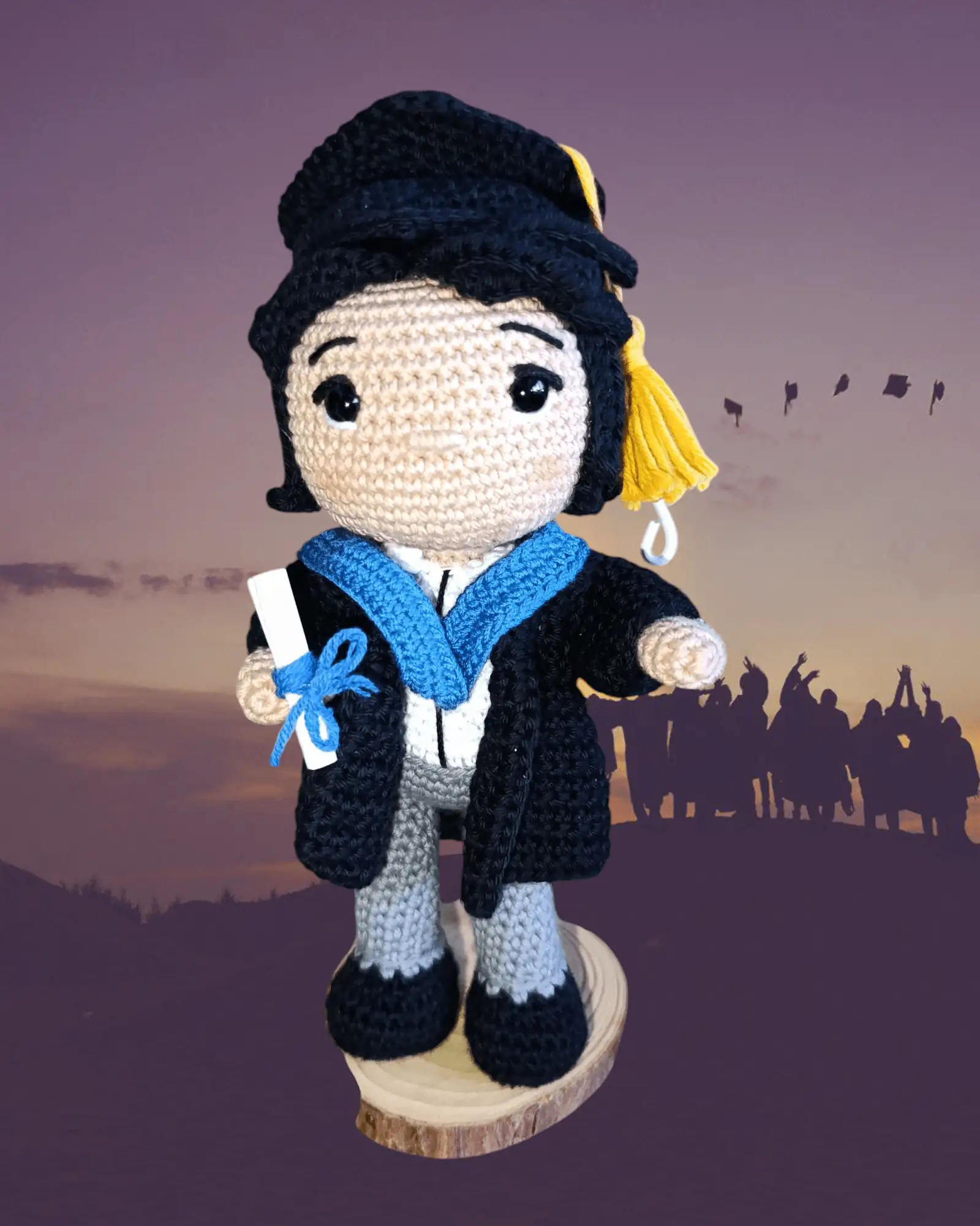 Muñeco graduado a crochet 
