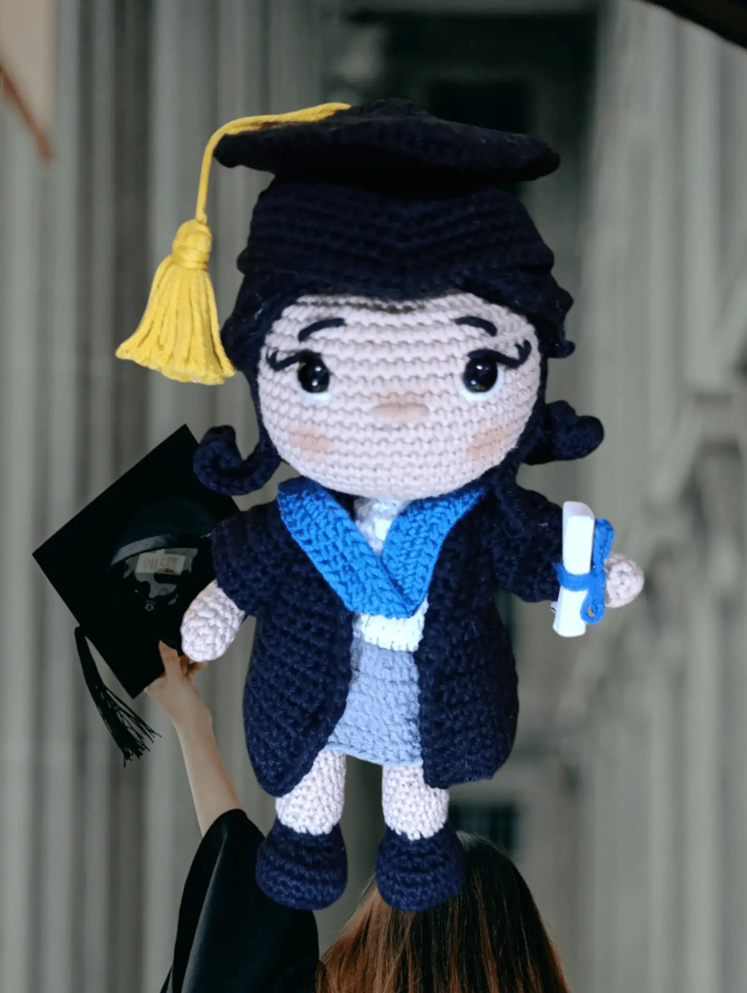 Muñeca graduada a crochet 