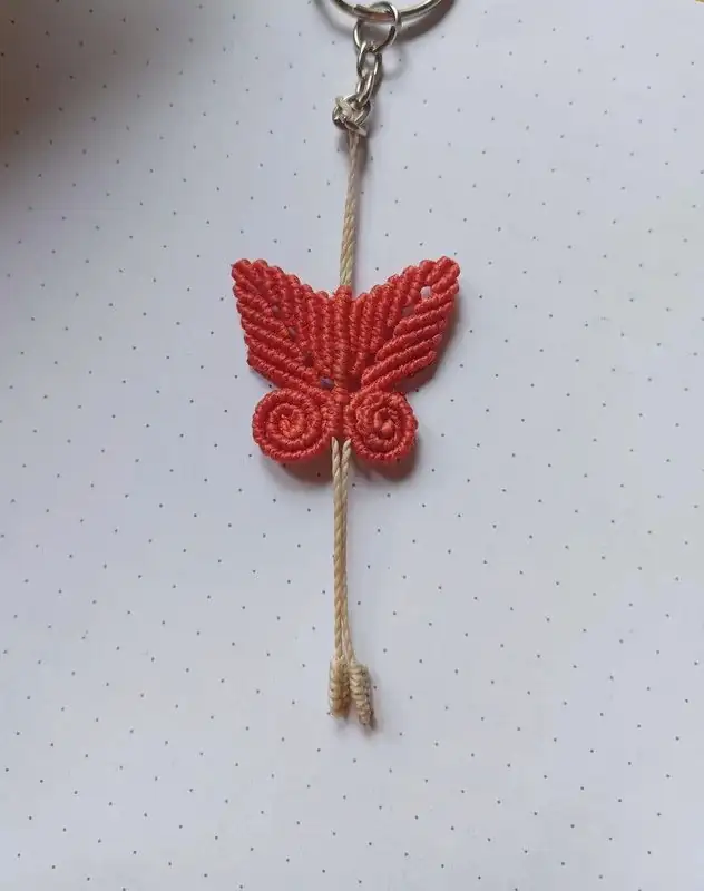 Llavero mariposa macramé