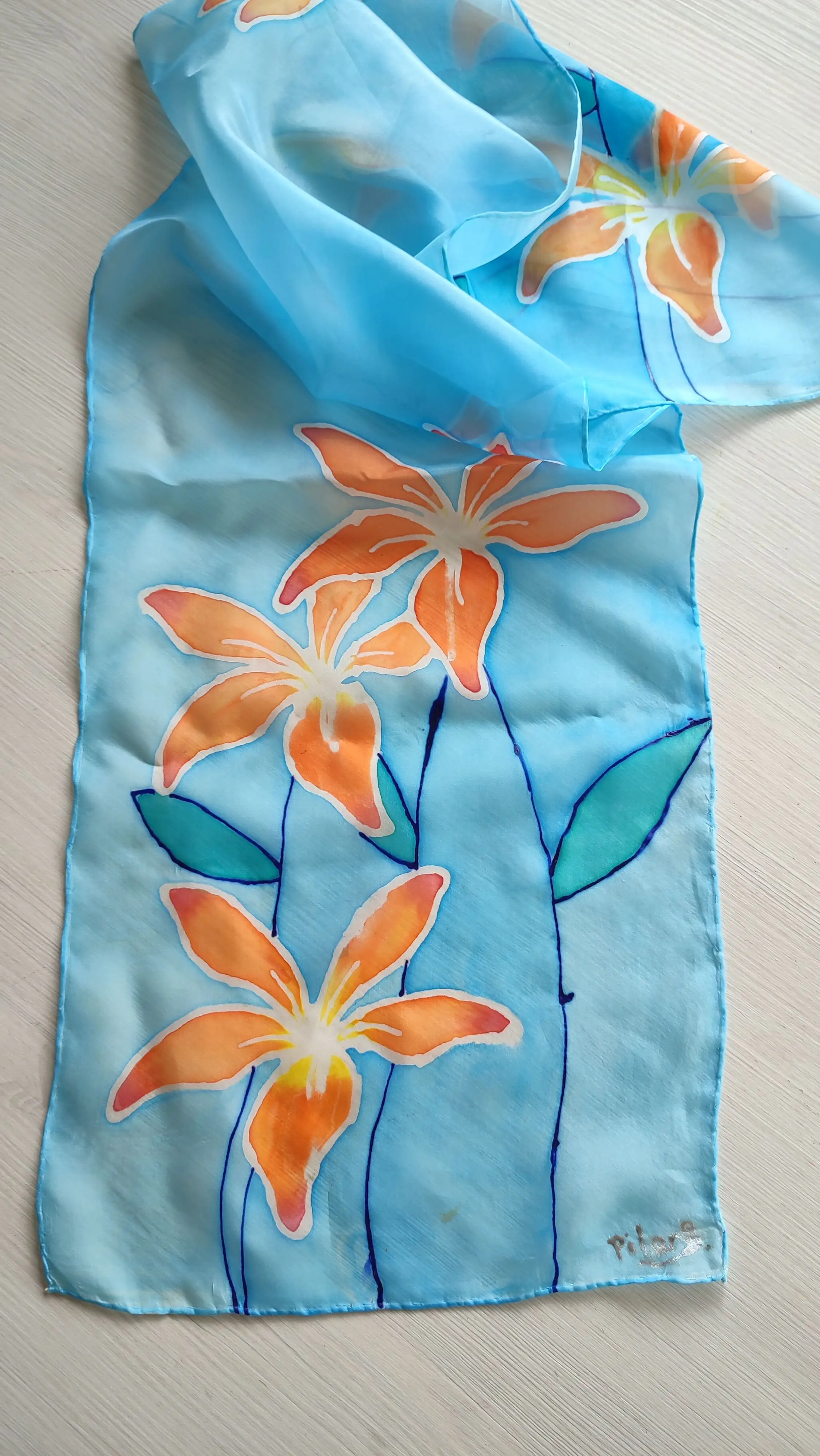 Fular de seda pintado a mano con azucenas naranjas sobre fondo azul – Accesorio elegante y único - Imagen 2