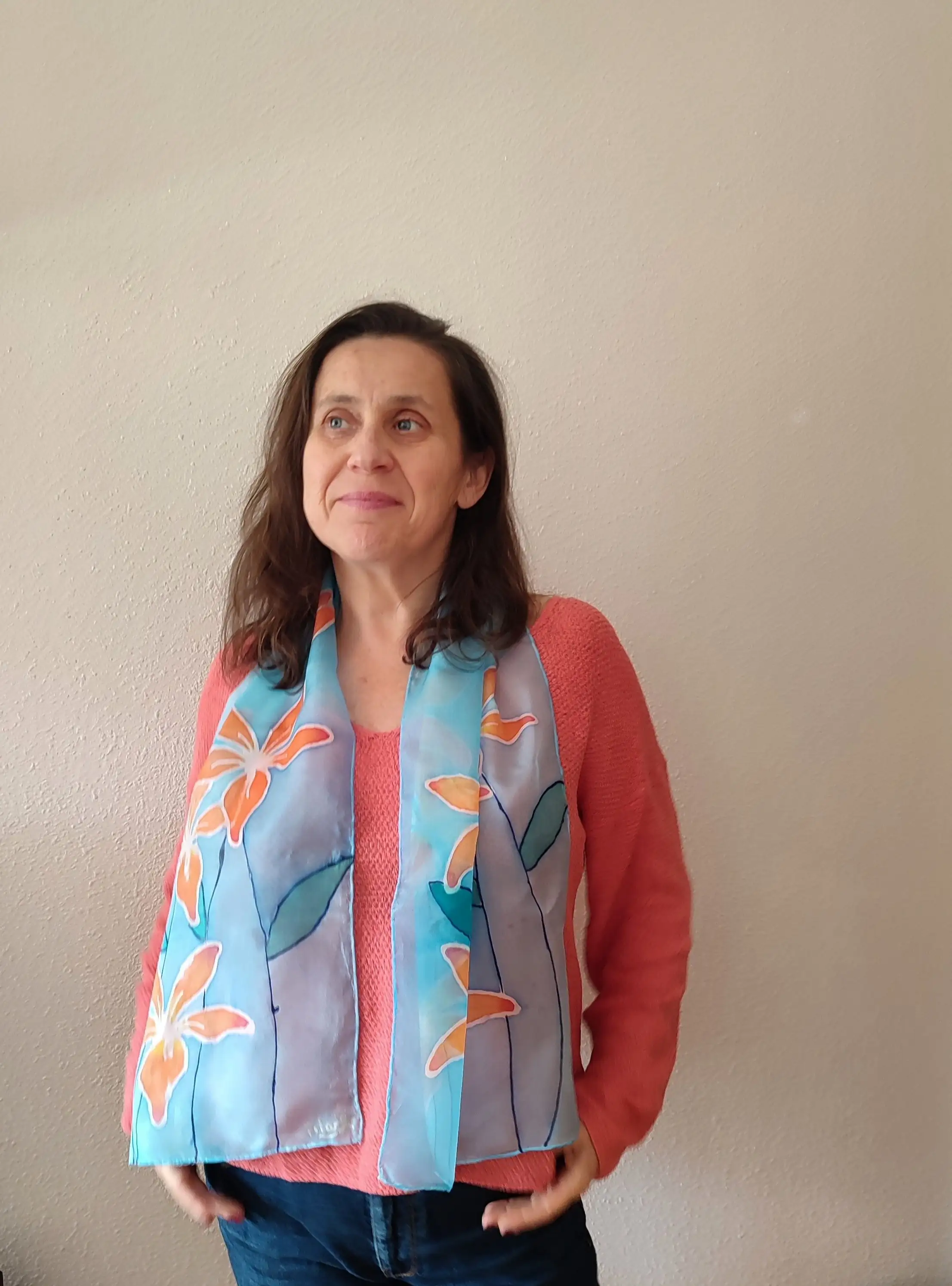 Fular de seda pintado a mano con azucenas naranjas sobre fondo azul – Accesorio elegante y único - Imagen 3