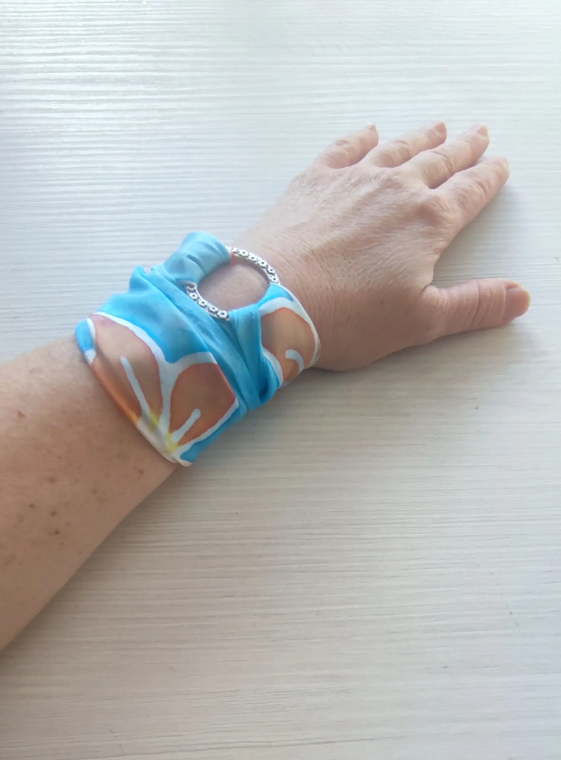 Brazalete de seda pintado a mano con azucenas - Imagen 3