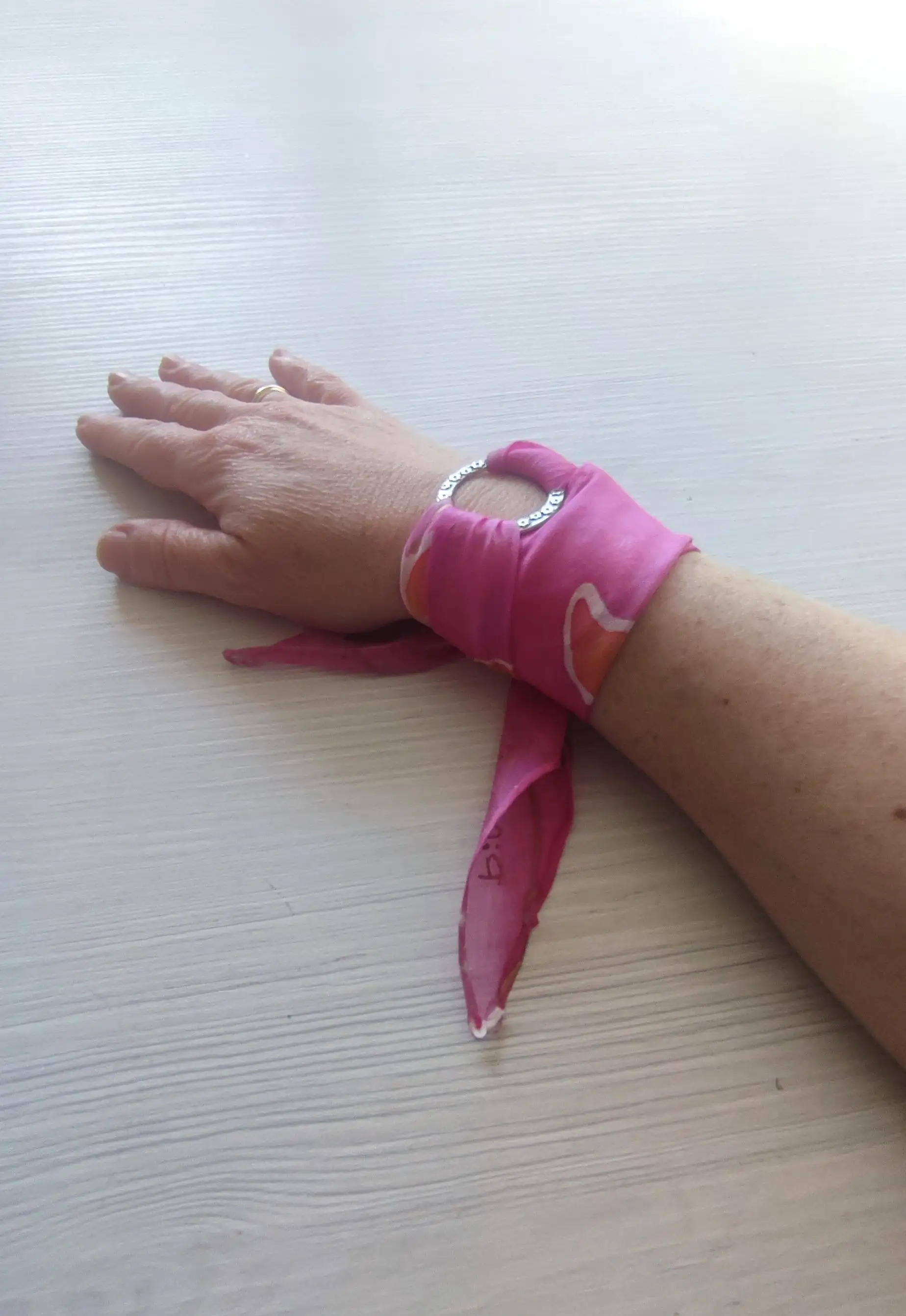 Brazalete de seda pintado a mano con azucenas - Imagen 2