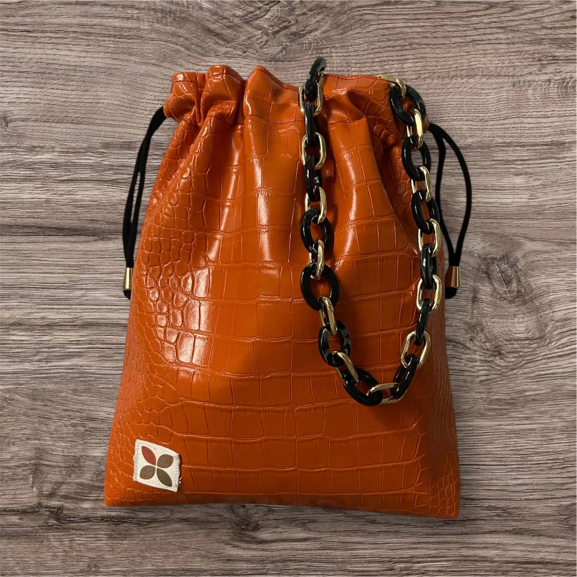 Bolso efecto cocodrilo naranja