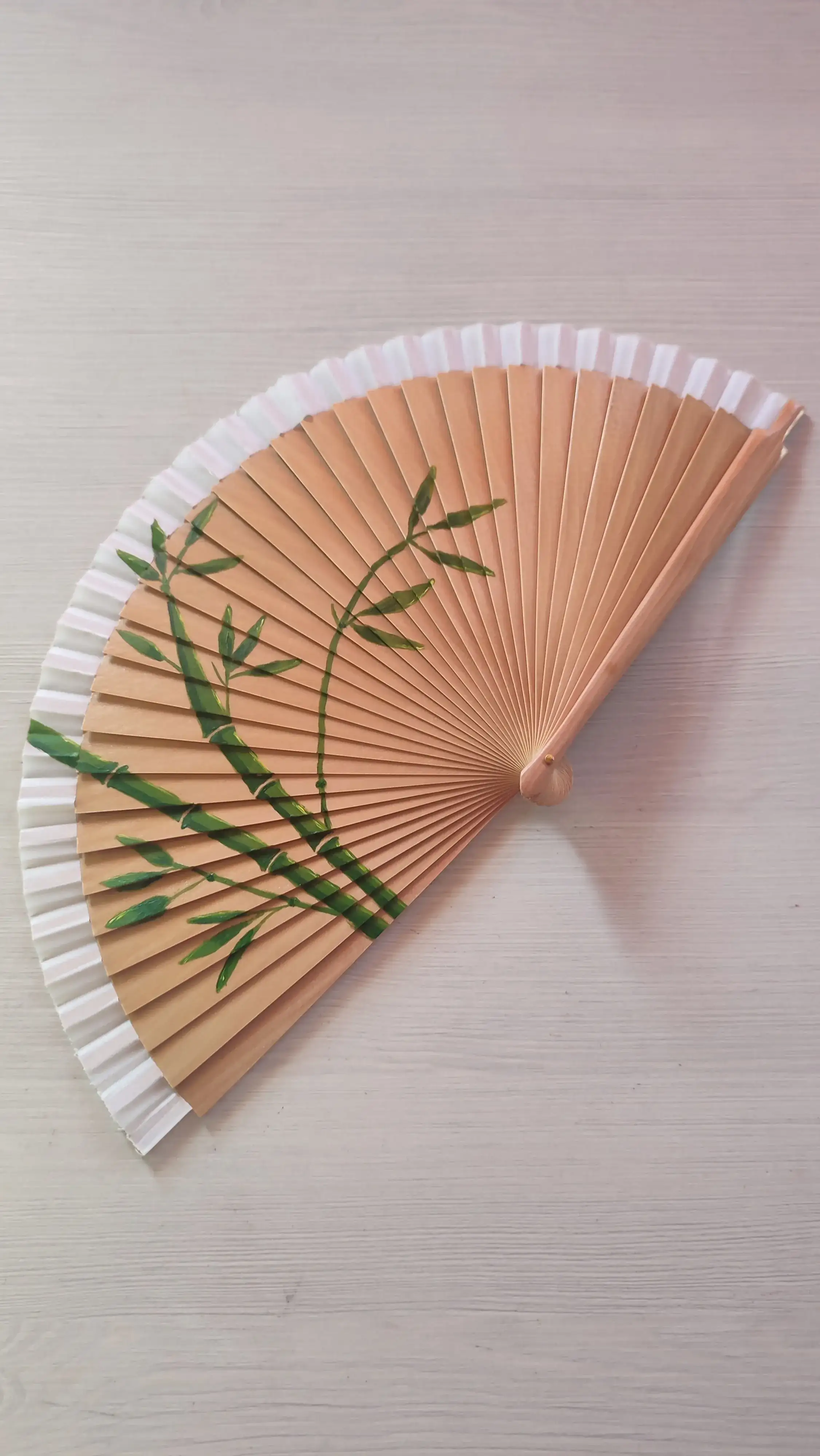 Abanico pintado a mano de madera con diseño de bambú