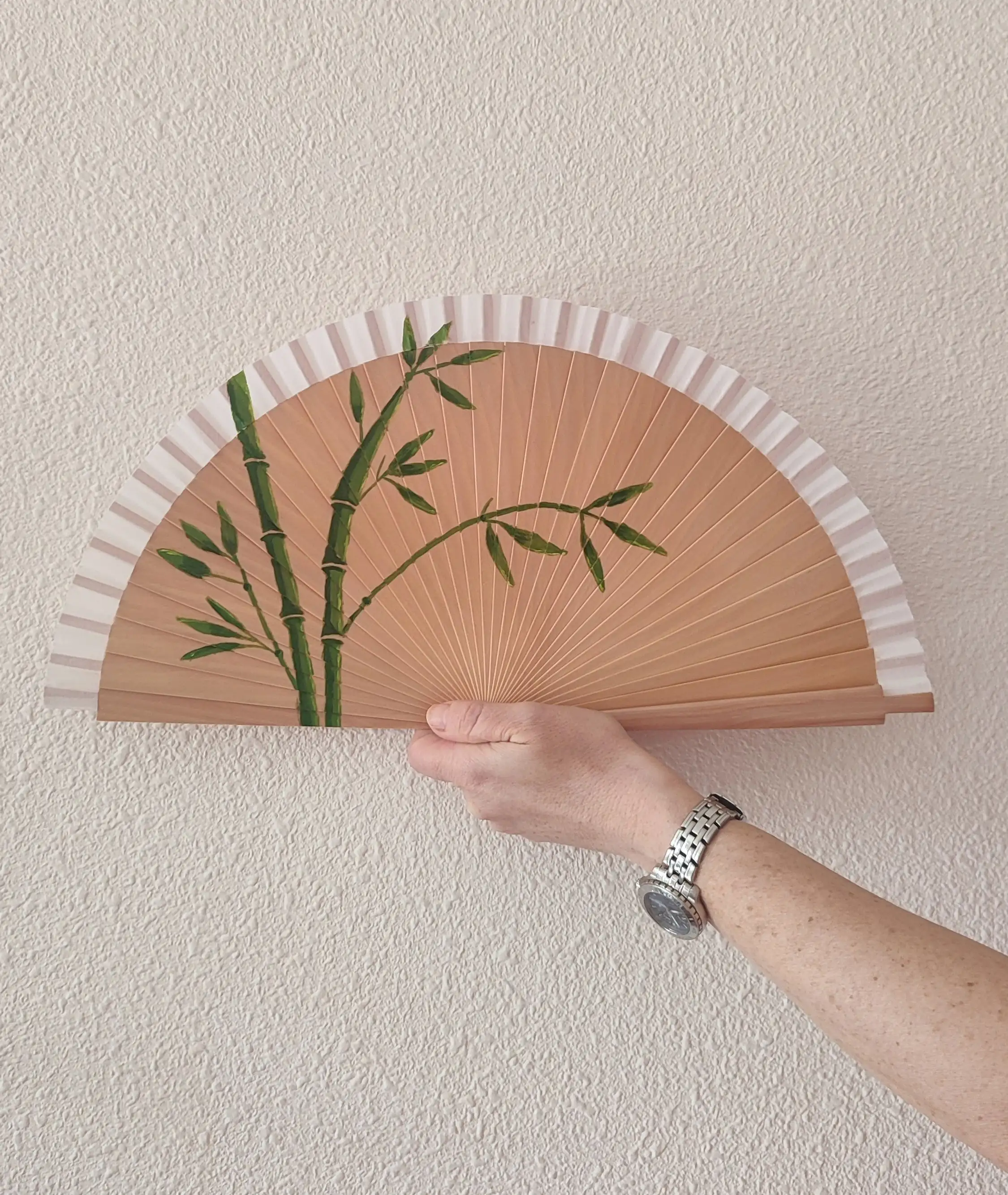 Abanico pintado a mano de madera con diseño de bambú - Imagen 2
