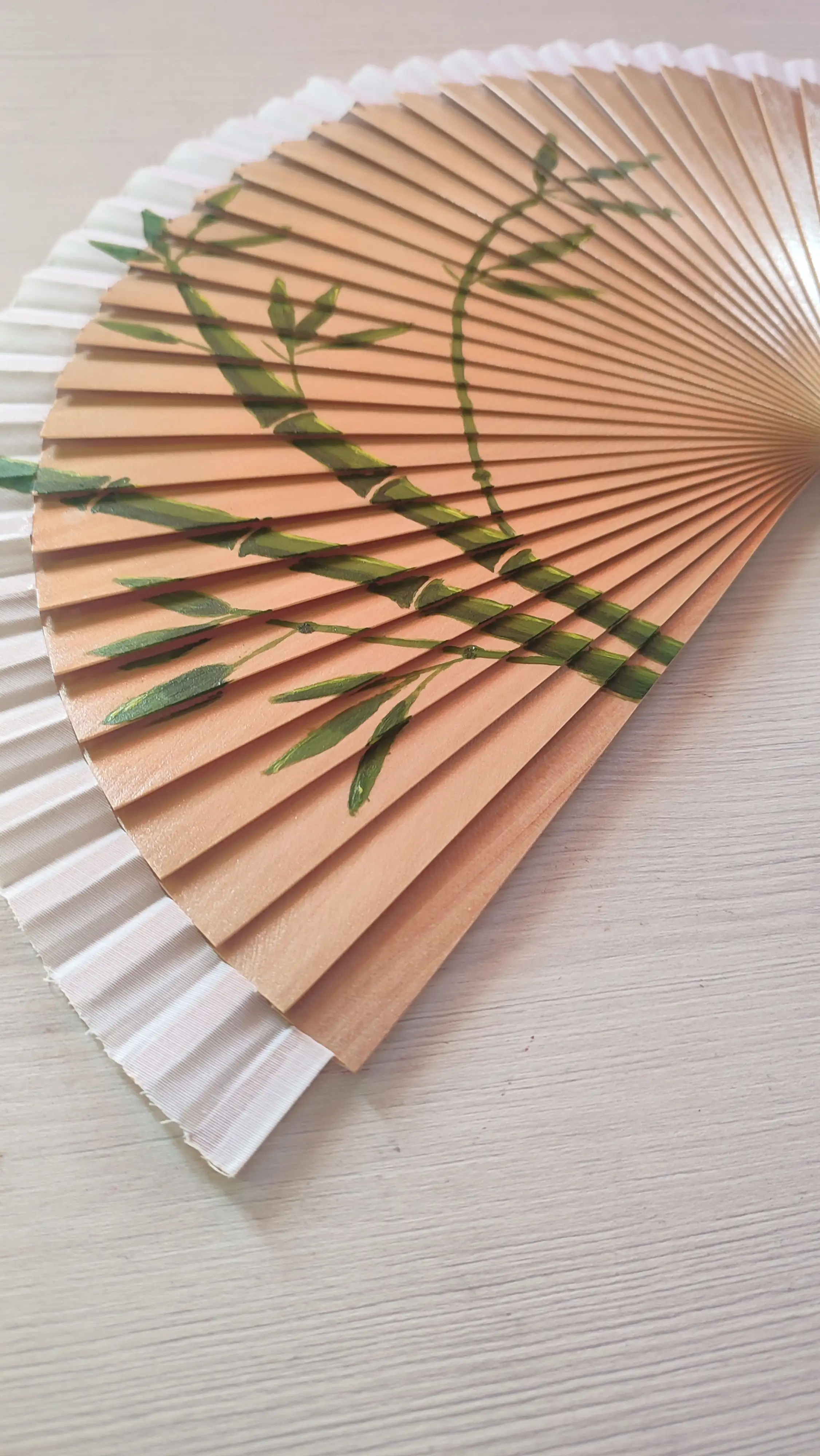 Abanico pintado a mano de madera con diseño de bambú - Imagen 3