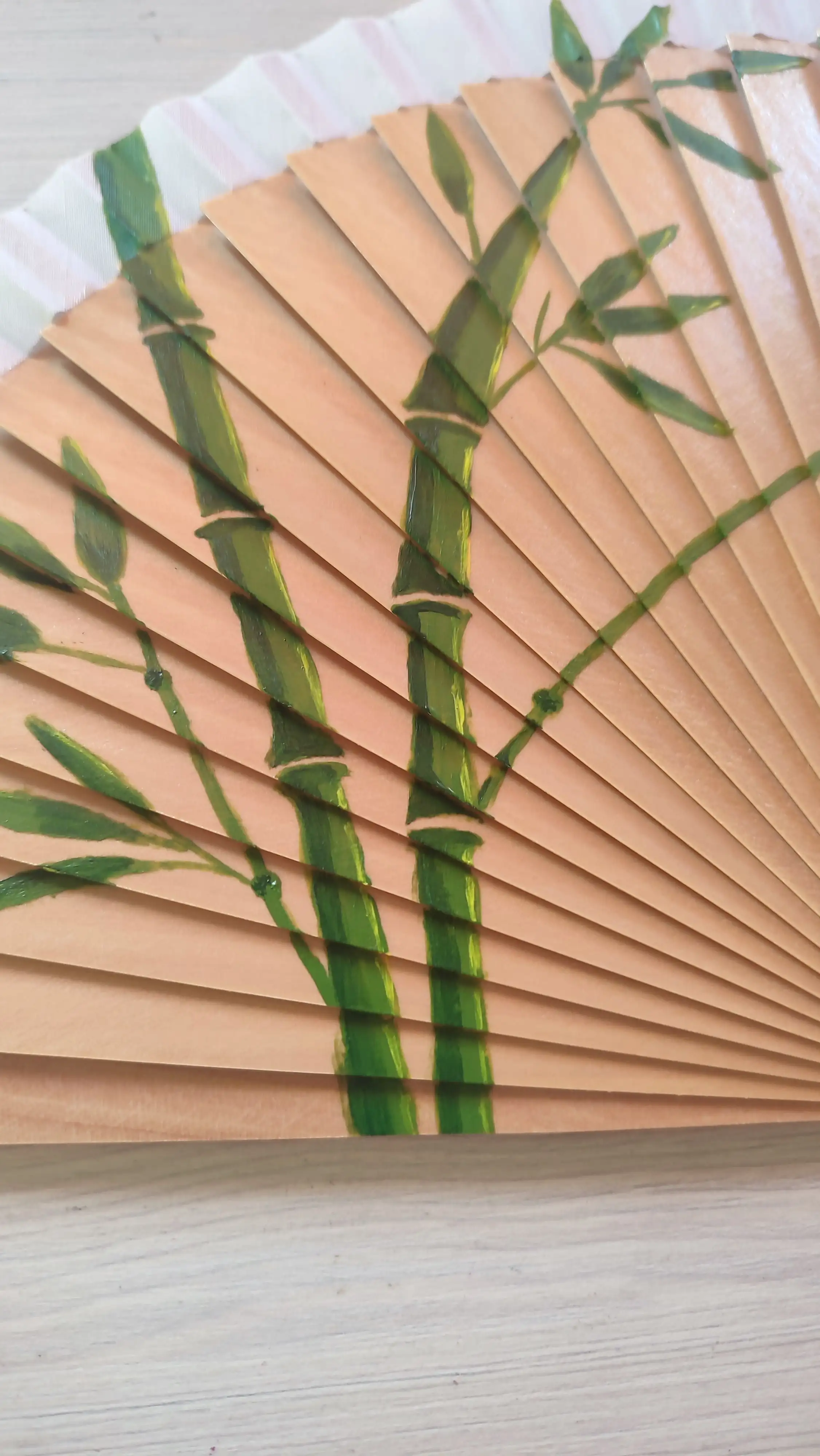 Abanico pintado a mano de madera con diseño de bambú - Imagen 4