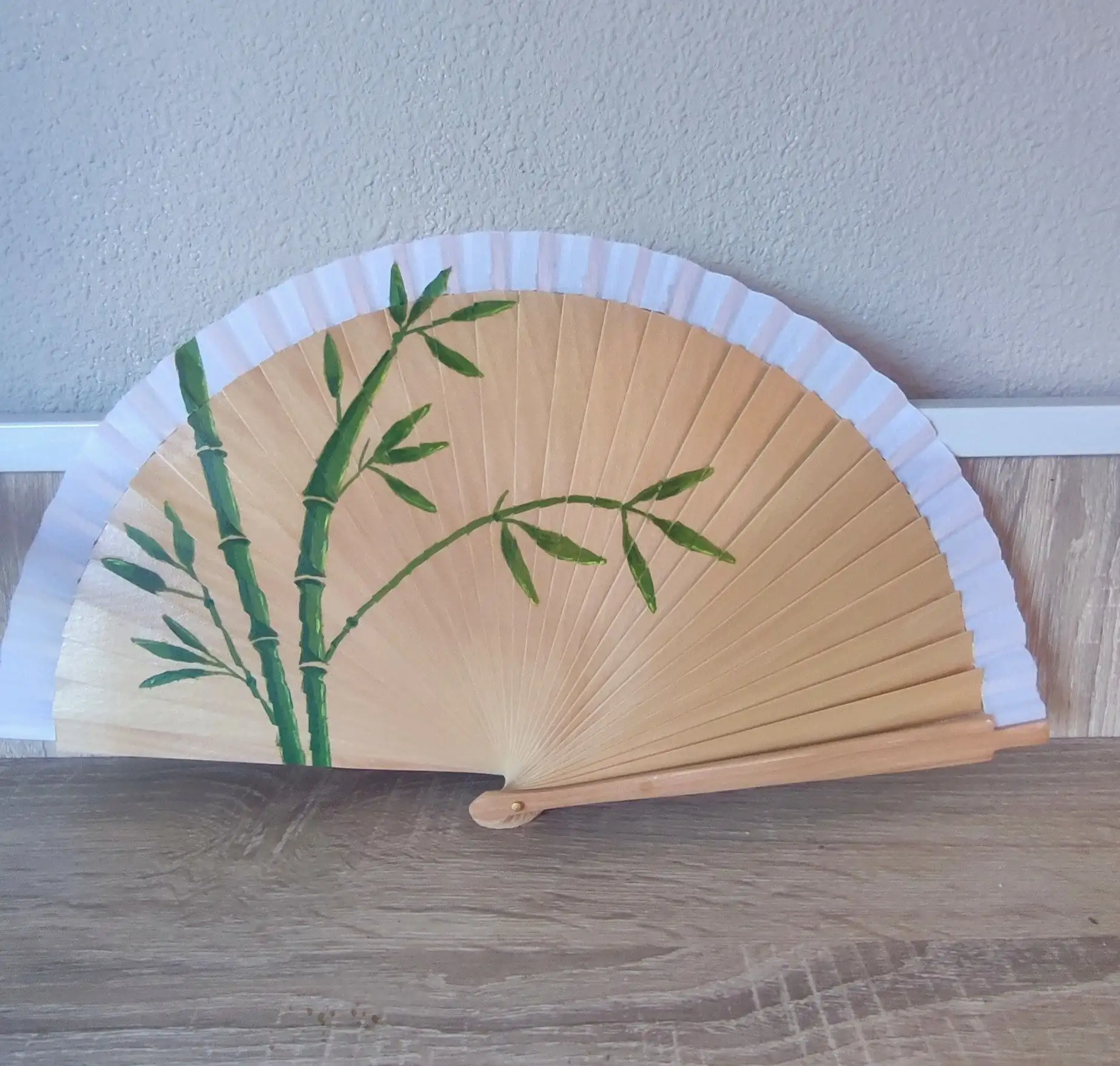 Abanico pintado a mano de madera con diseño de bambú - Imagen 5