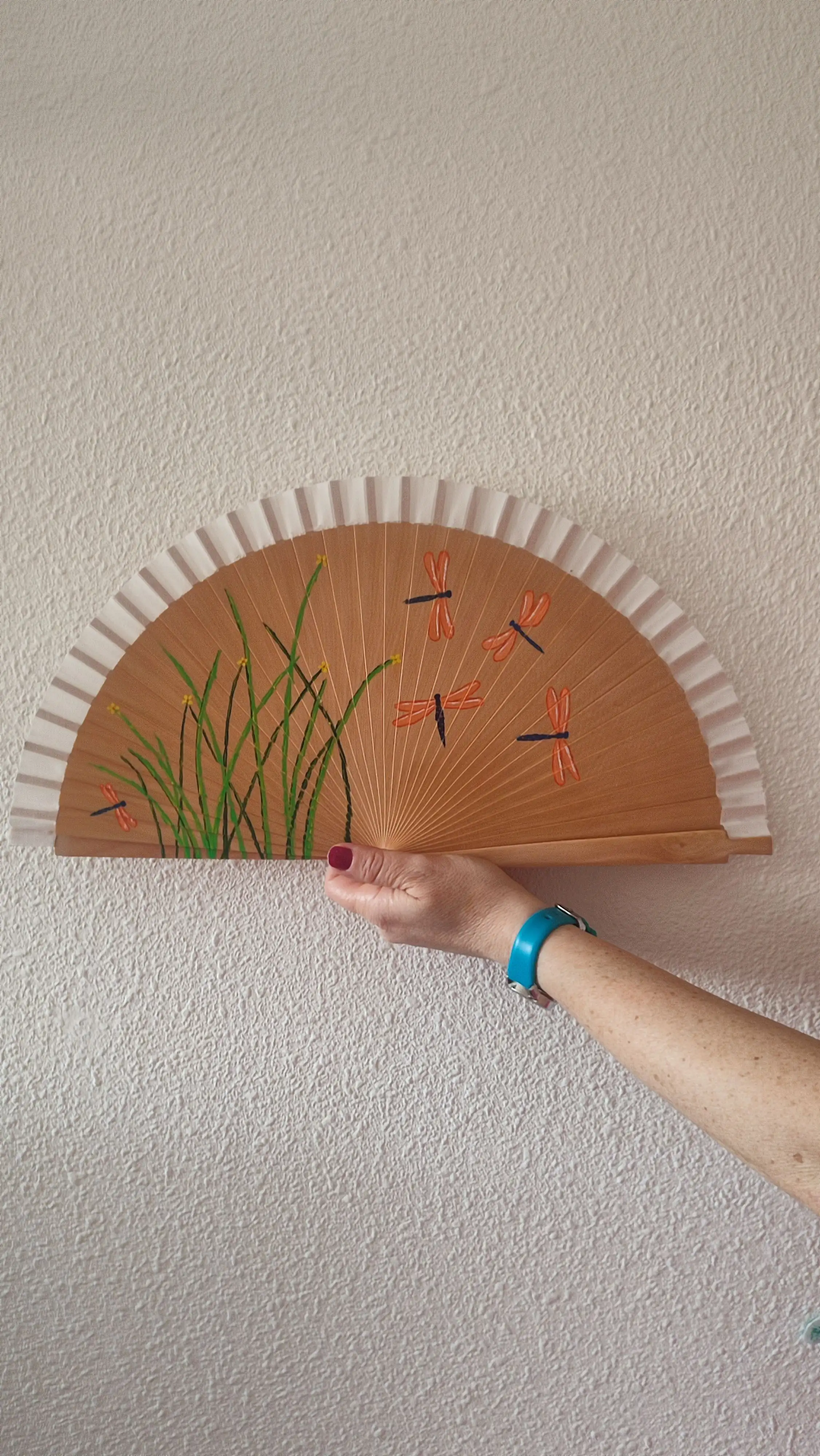 Abanico pintado a mano con libélulas y juncos - Imagen 2