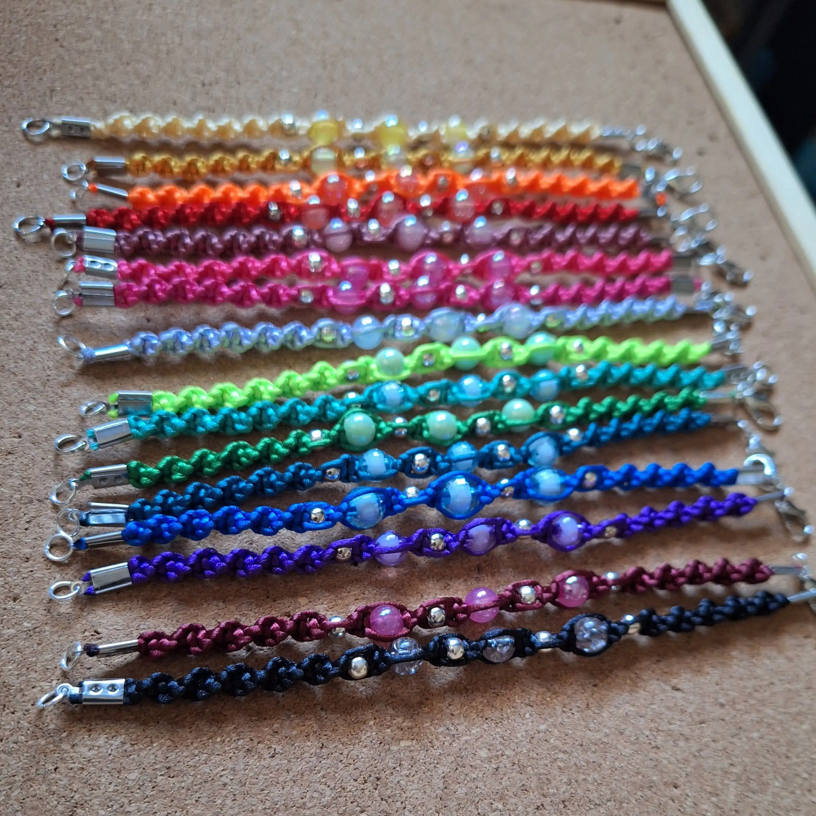 Pulseras con cuentas de colores - Imagen 4