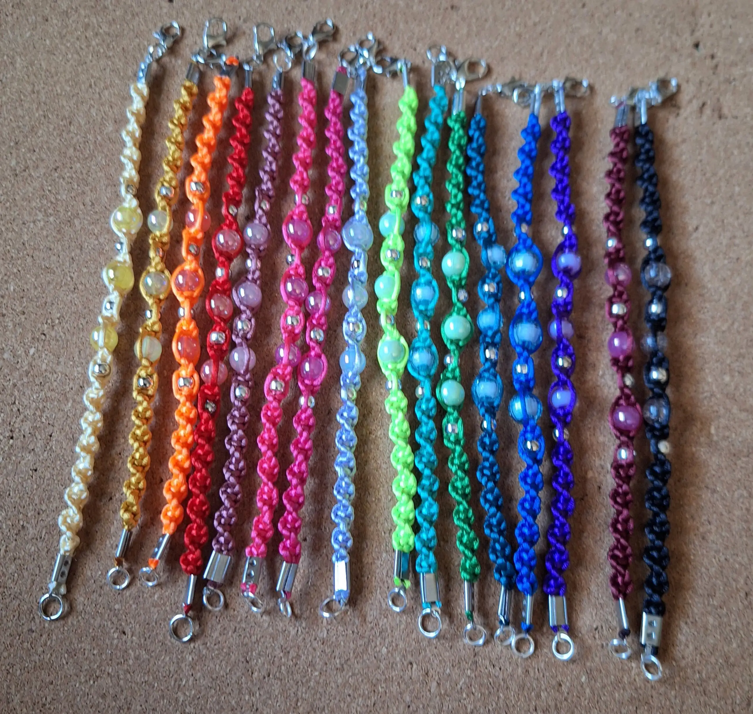 Pulseras con cuentas de colores - Imagen 5