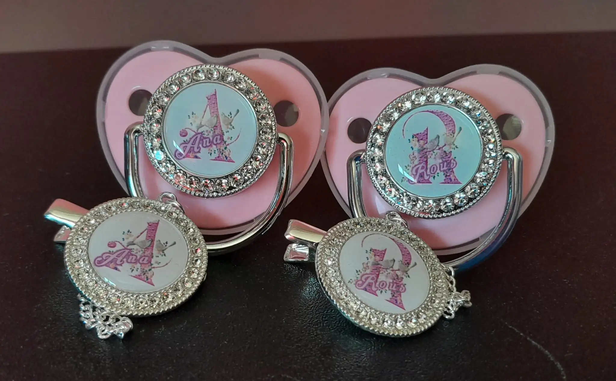 Chupetes y baberos personalizados - Imagen 3