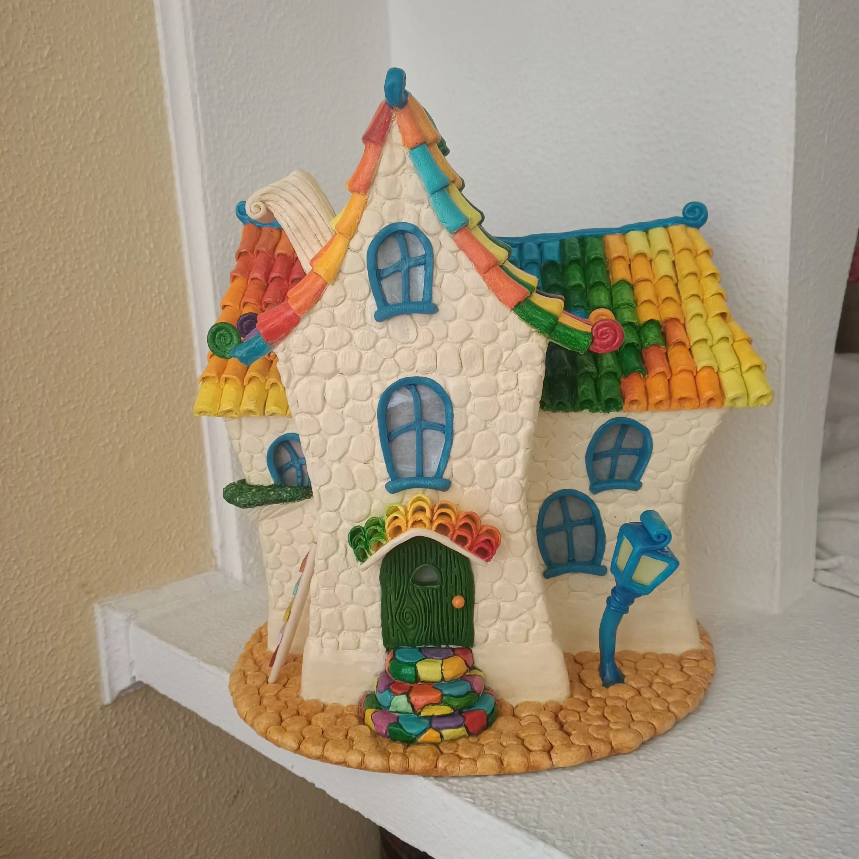 Casa de hadas colorida