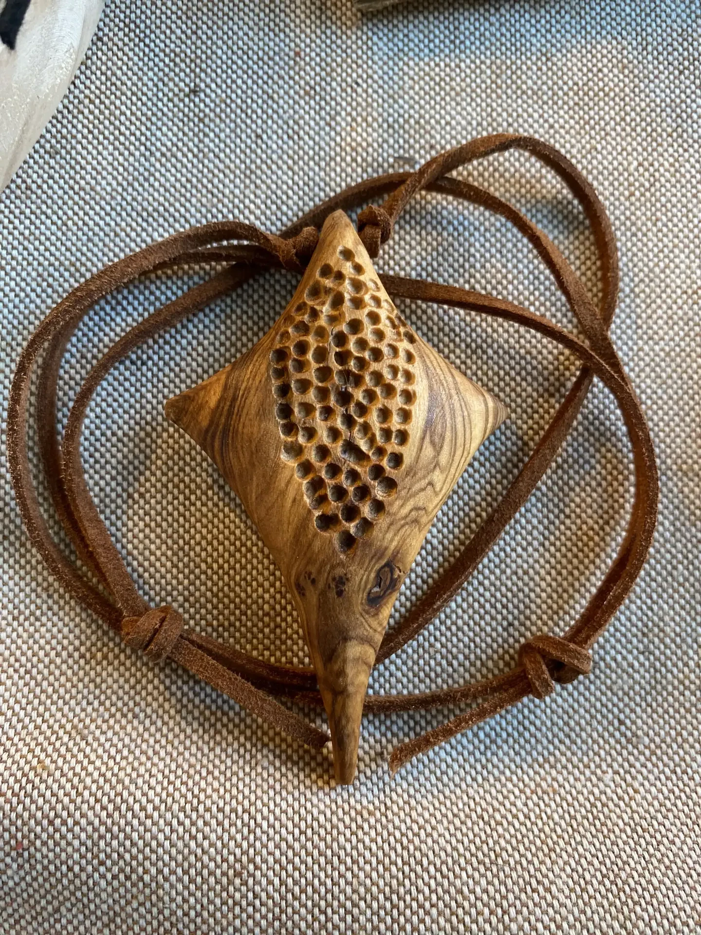 Colgante en madera de olivo