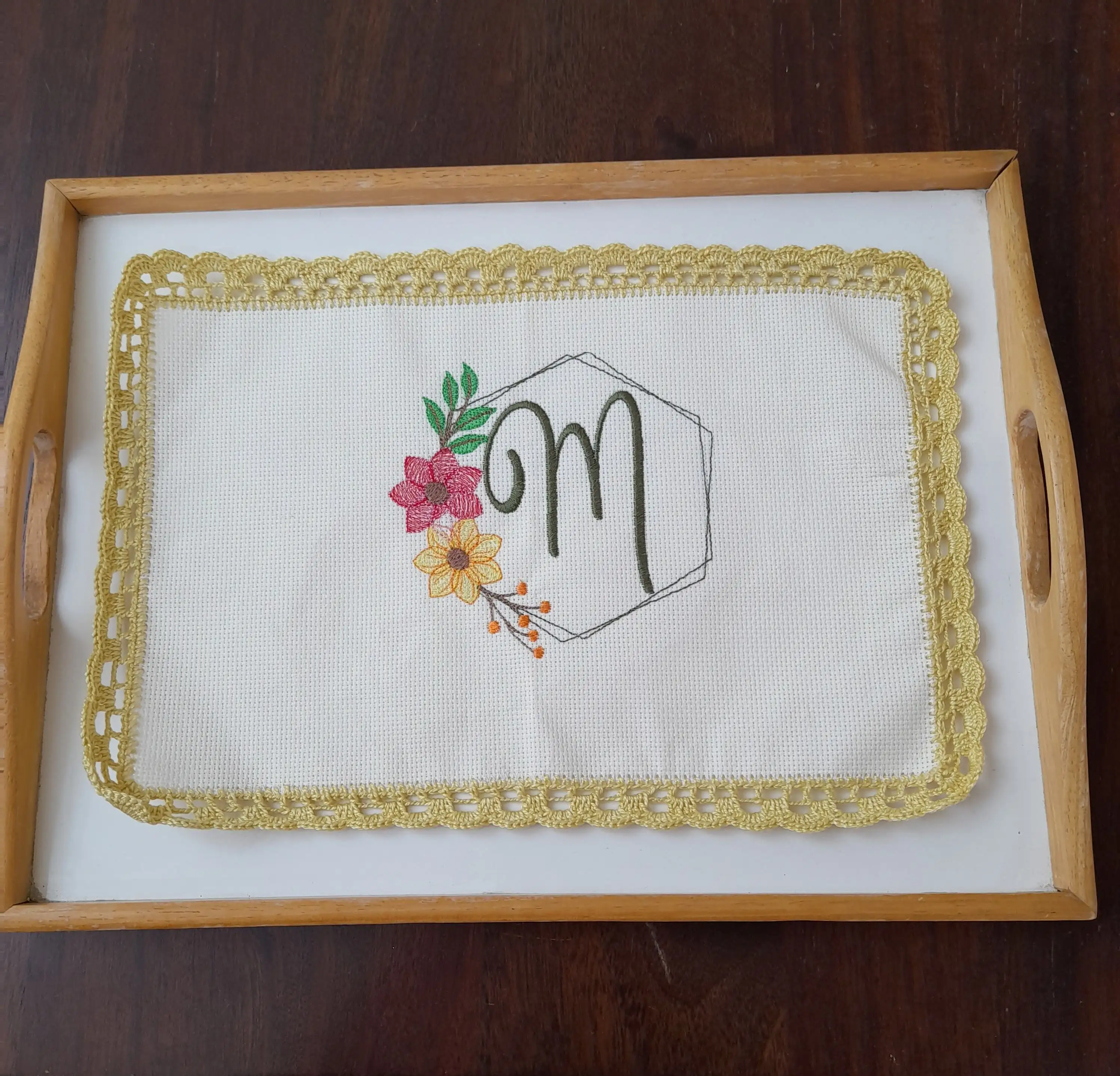 Paños para bandejas bordados.