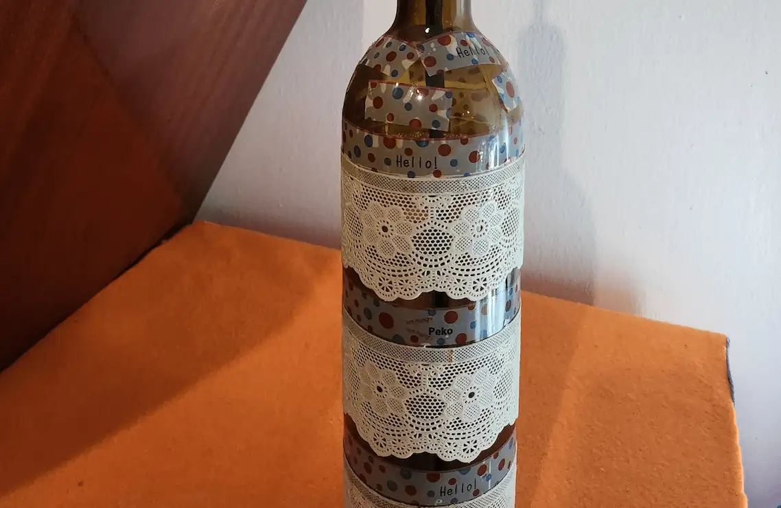 Botella decorada con pon-pon azul