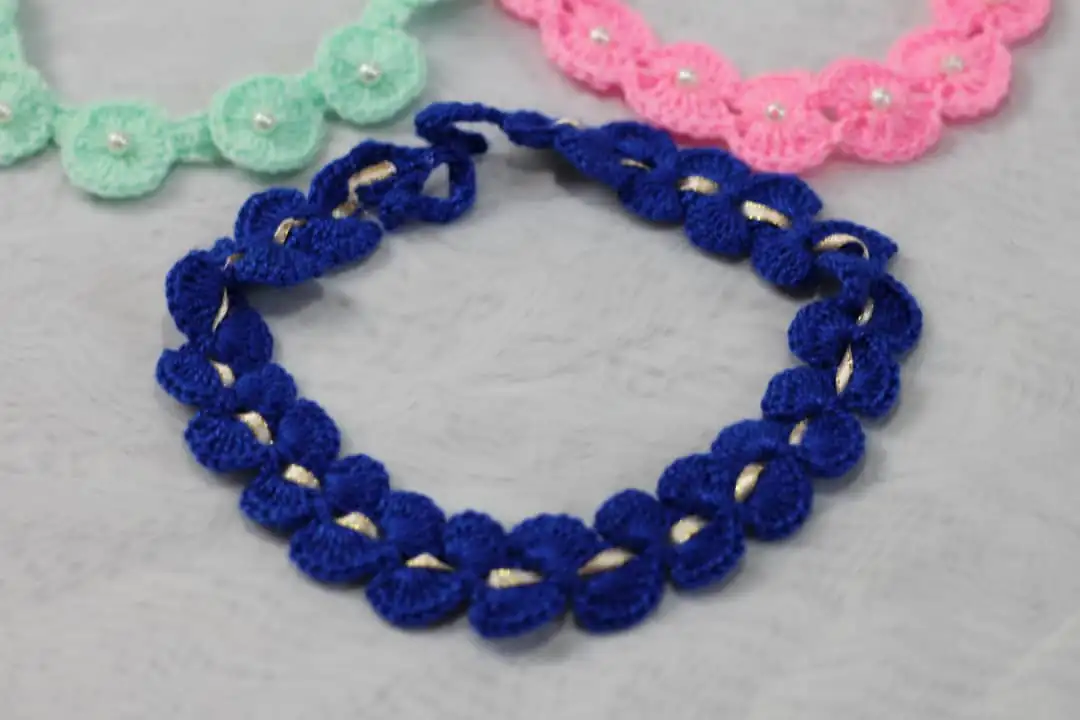 Diademas con detalles sutiles de perlas y flores.