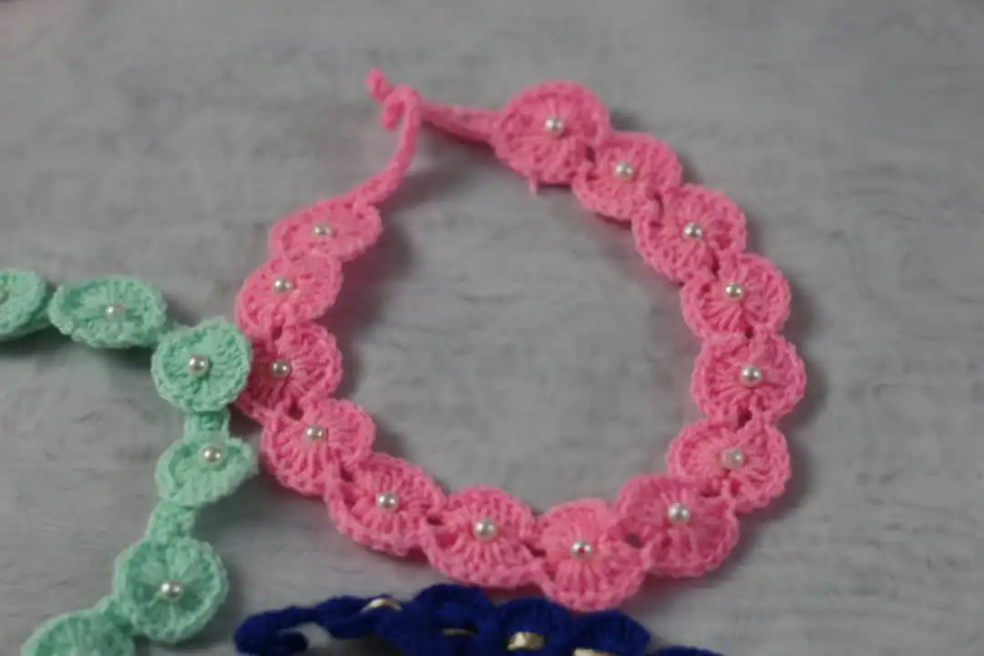 Diademas con detalles sutiles de perlas y flores. - Imagen 4