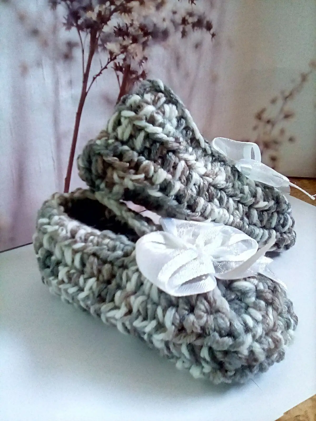 Zapatos de bebé hechos a crochet. - Imagen 3