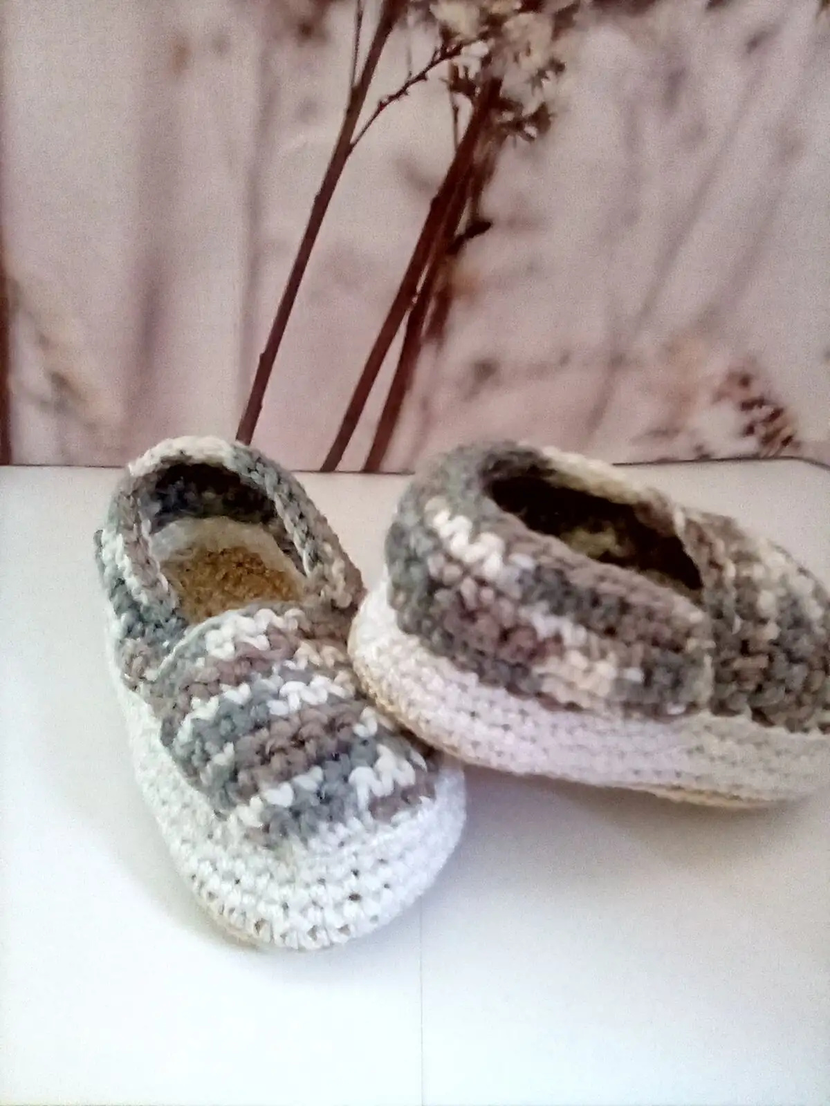 Zapatos de bebé hechos a crochet estilo artesanal - Imagen 2