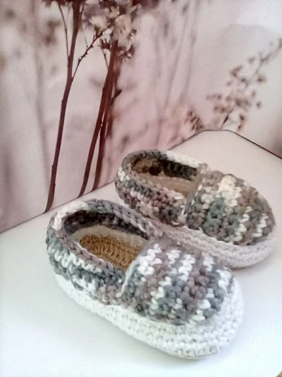 Zapatos de bebé hechos a crochet estilo artesanal - Imagen 3