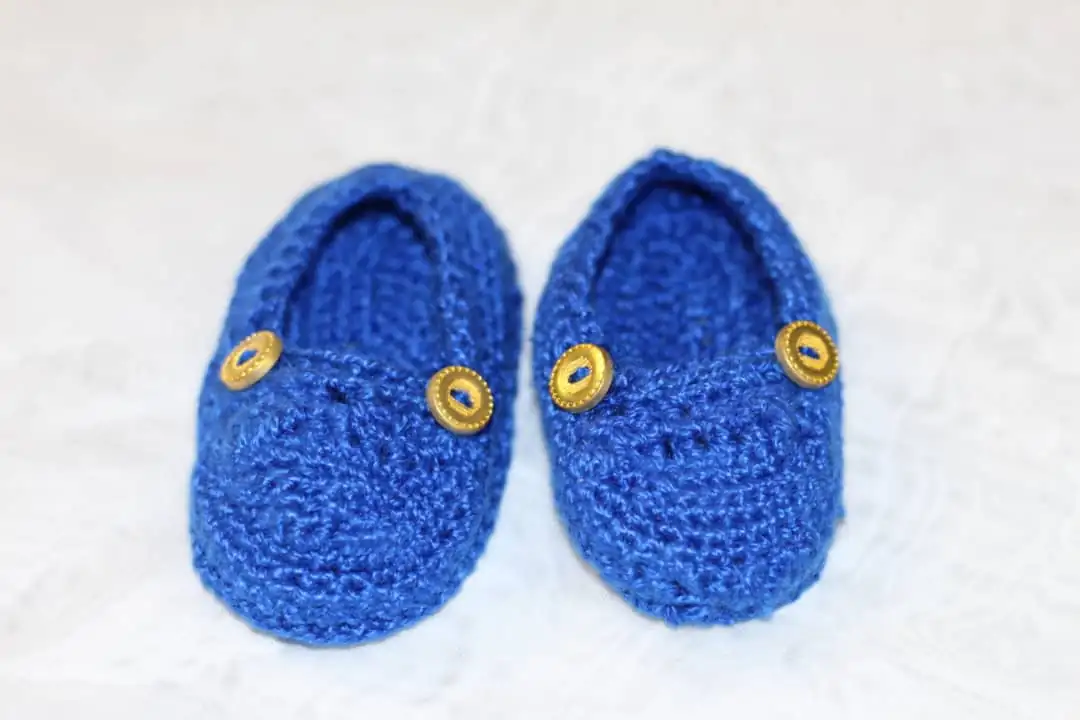 Zapatos de bebé hechos a crochet. - Imagen 3