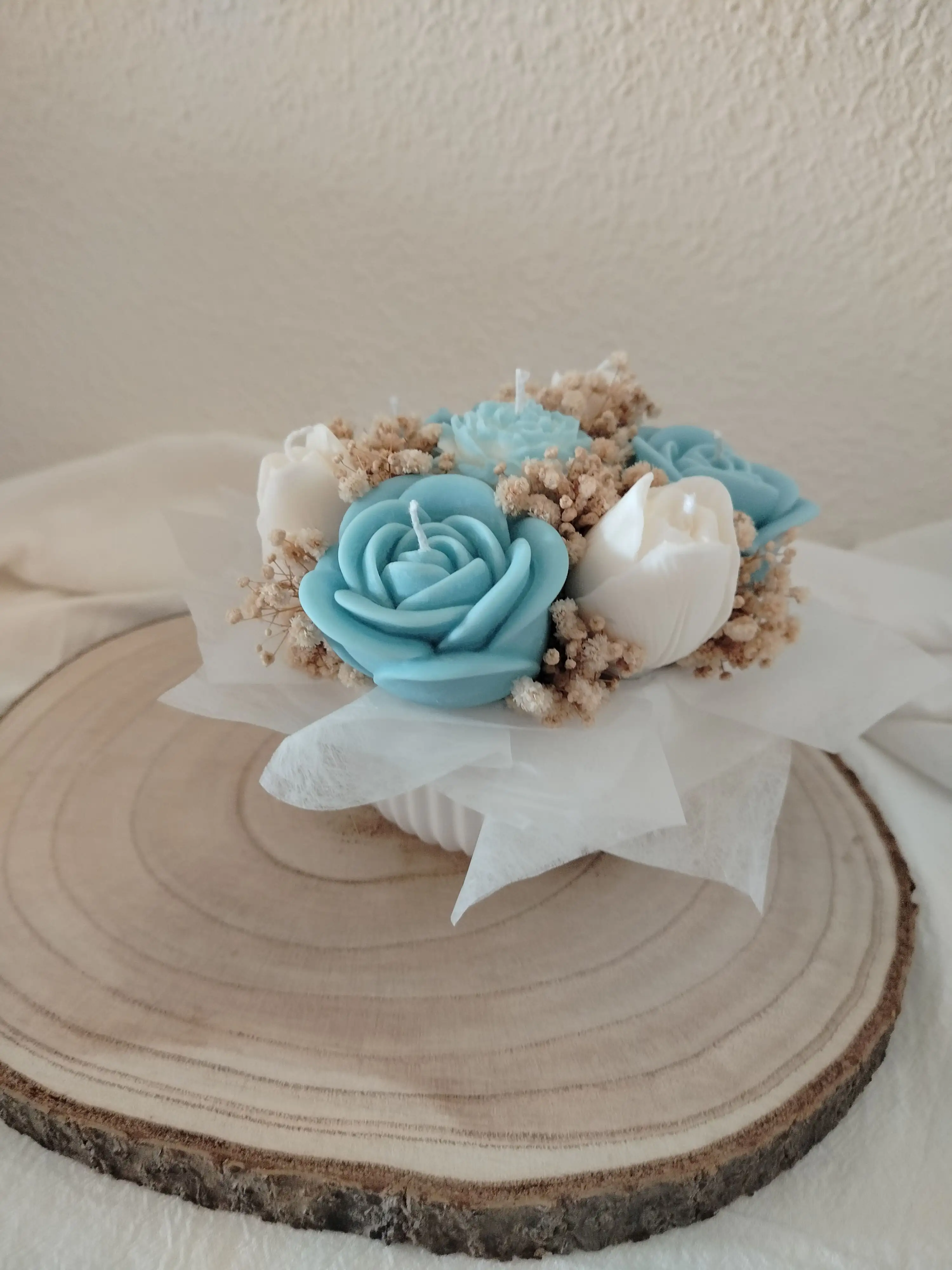 Bouquet velas aromáticas con forma de flores, en azul y blanco - Imagen 4