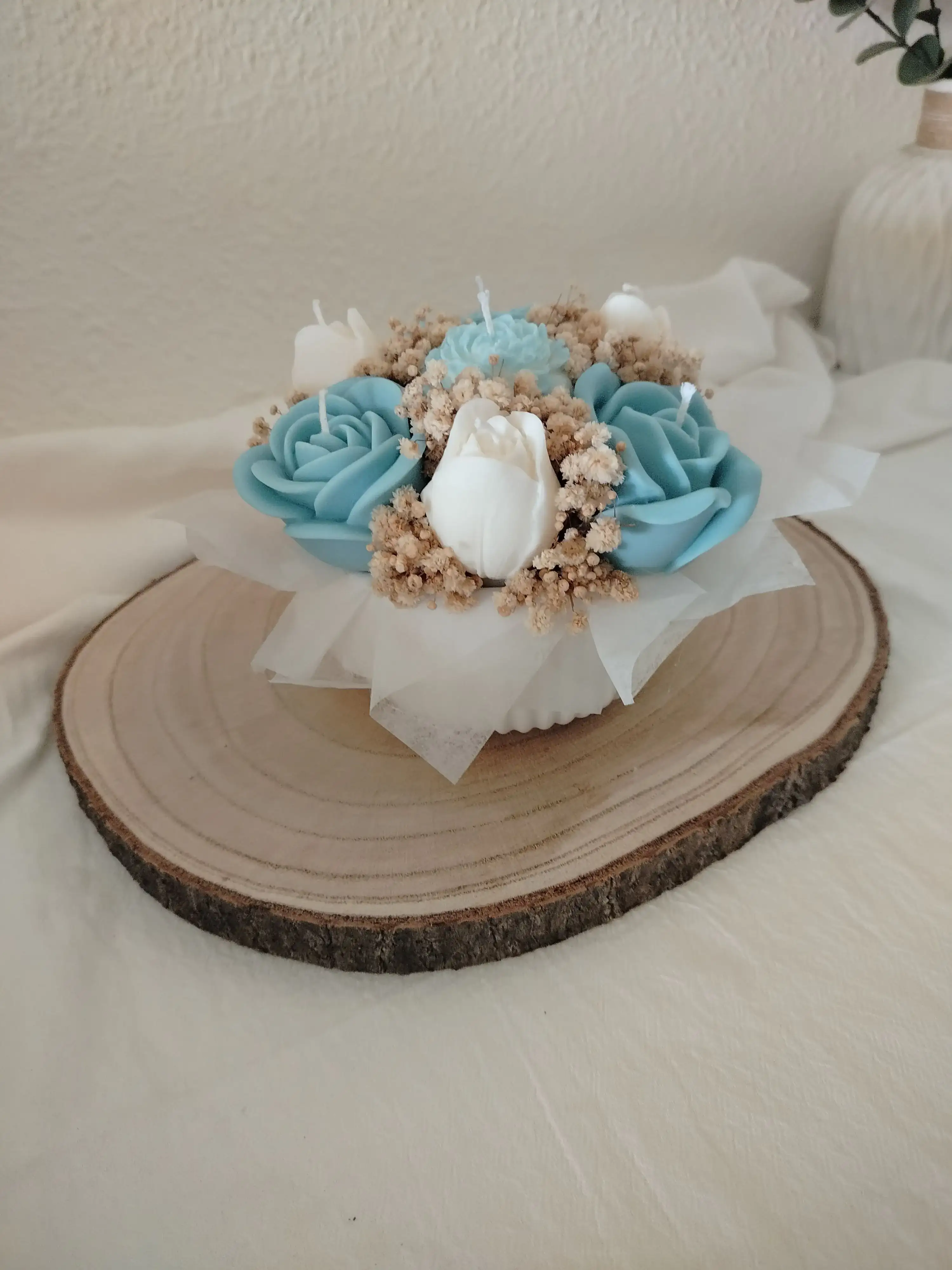 Bouquet velas aromáticas con forma de flores, en azul y blanco - Imagen 2