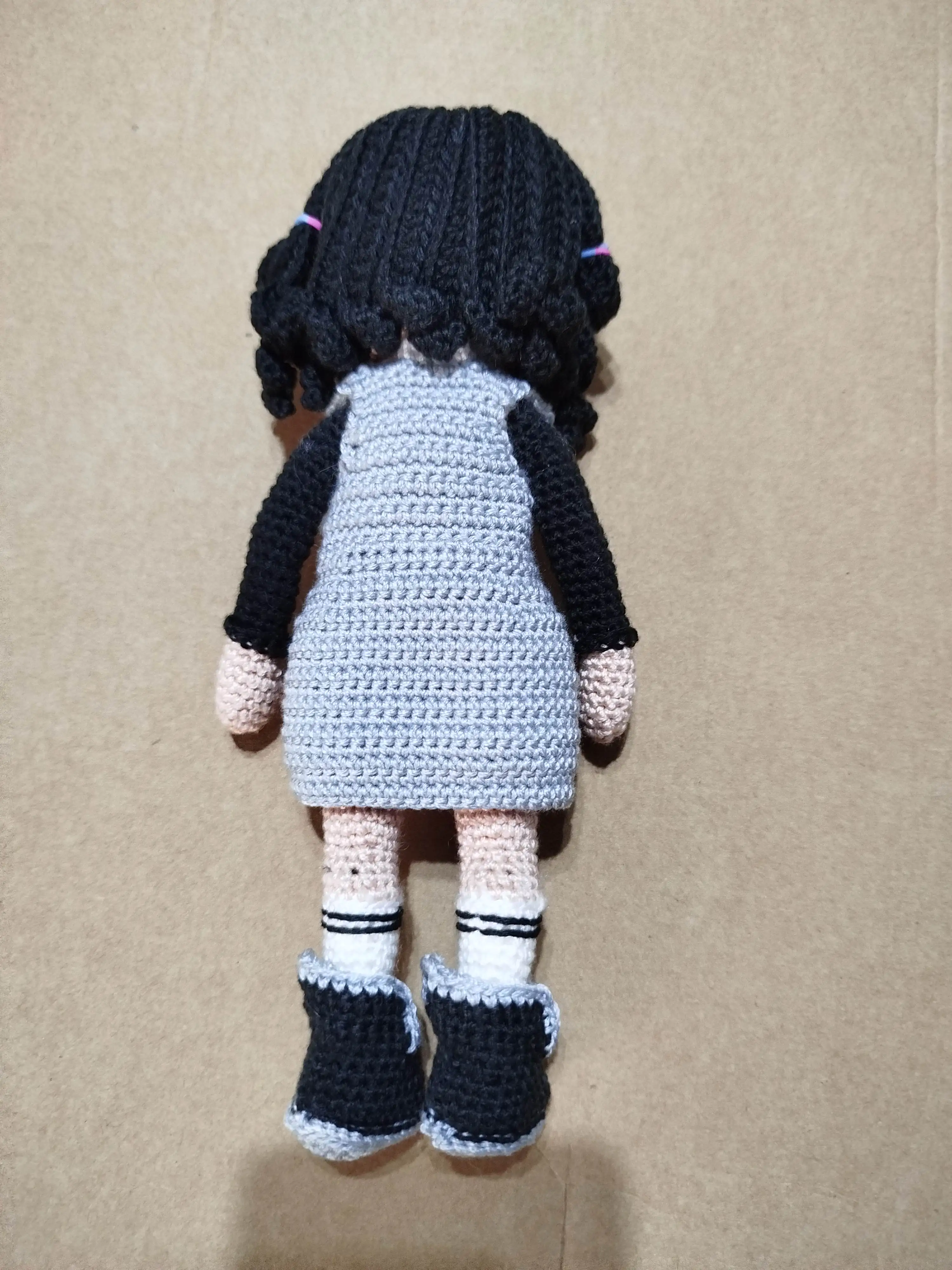 Muñeca Amigurumi con chaleco y botas - Imagen 3