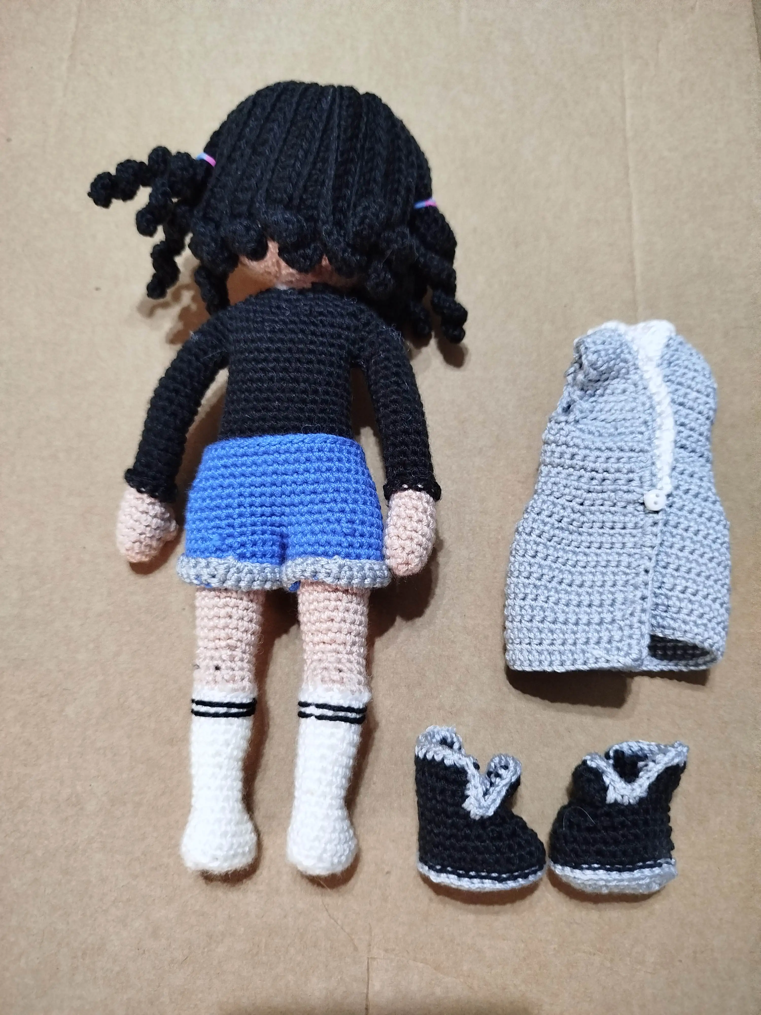 Muñeca Amigurumi con chaleco y botas - Imagen 5