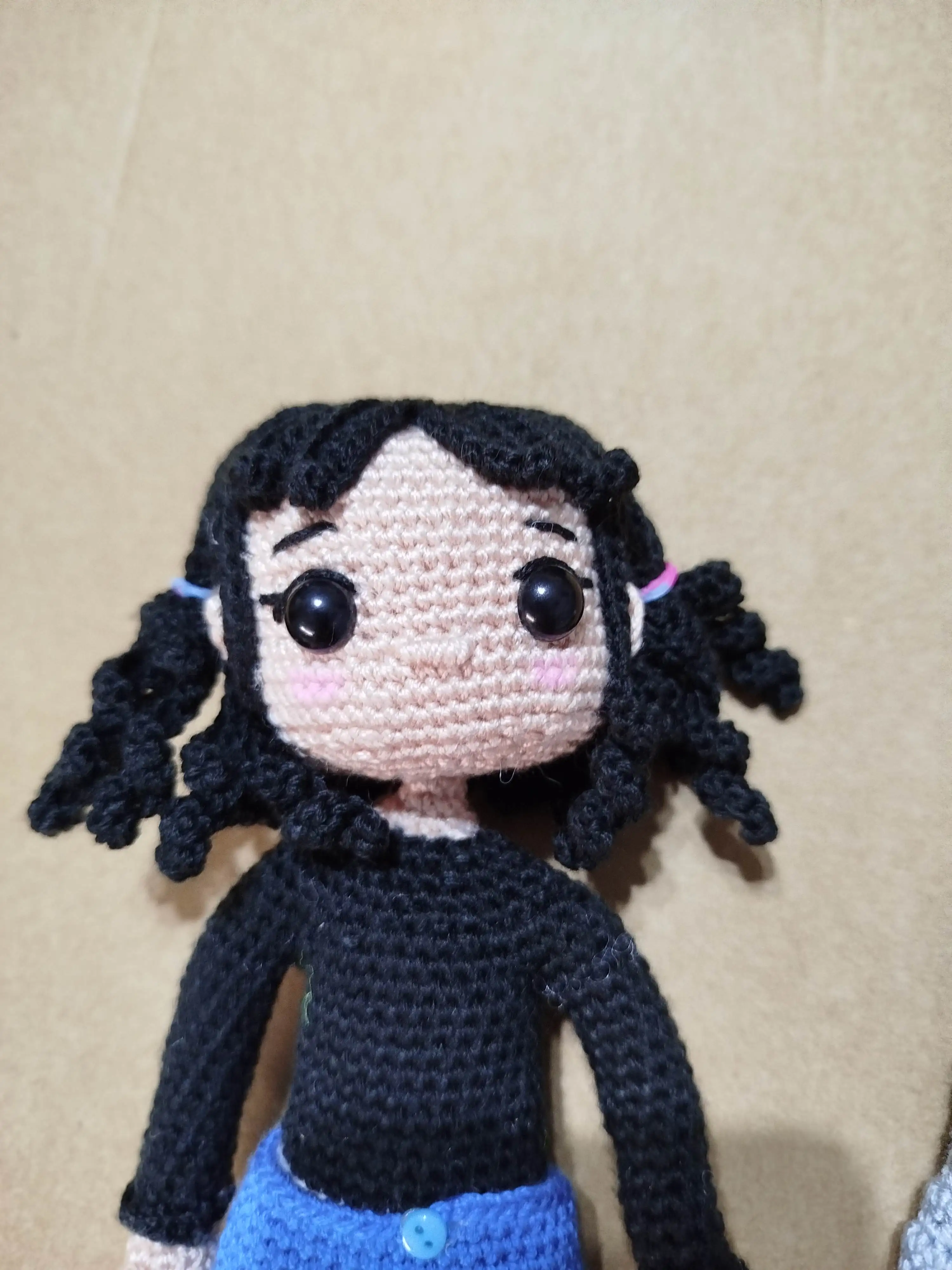 Muñeca Amigurumi con chaleco y botas