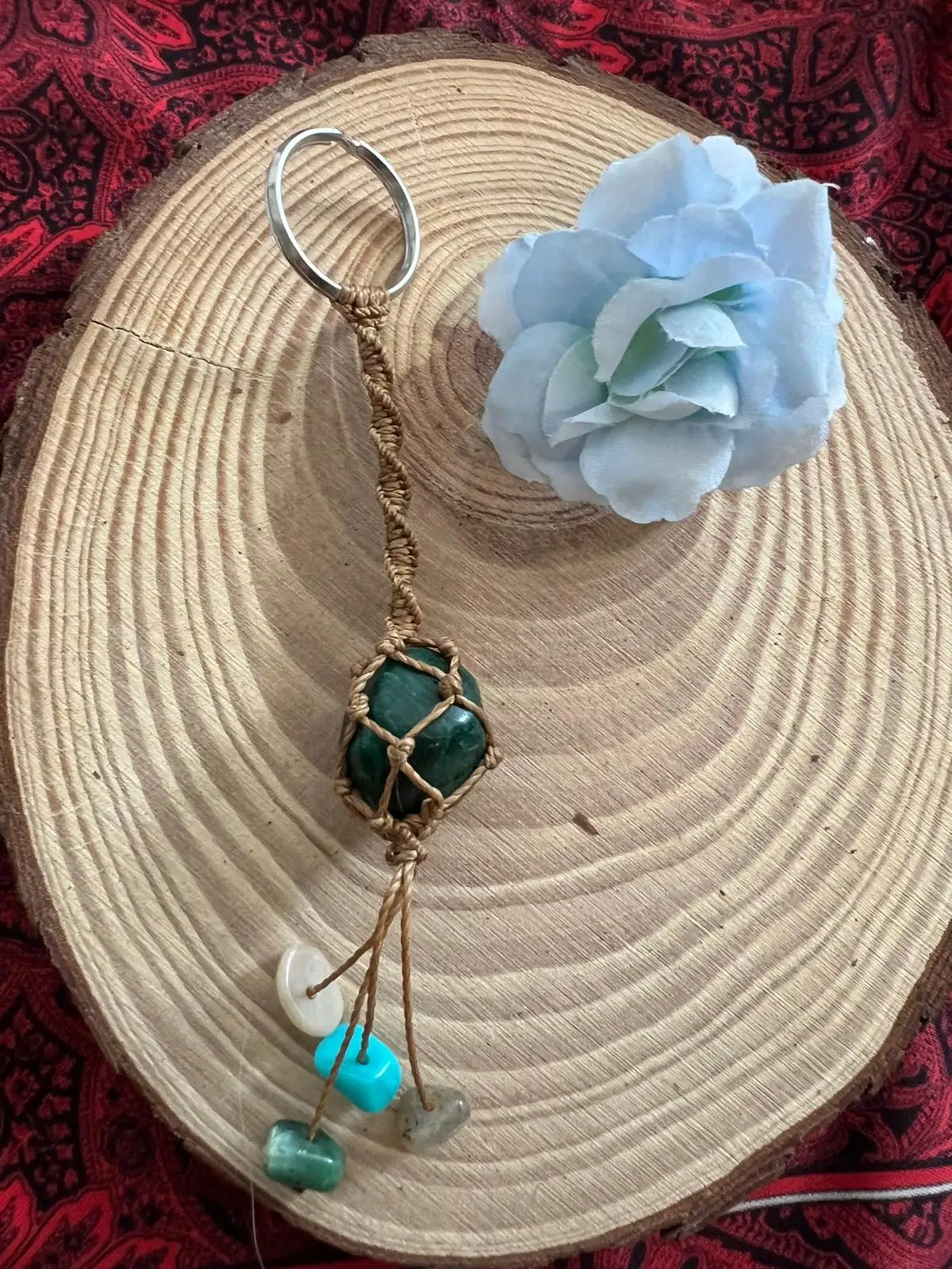 Llavero de macramé con malaquita