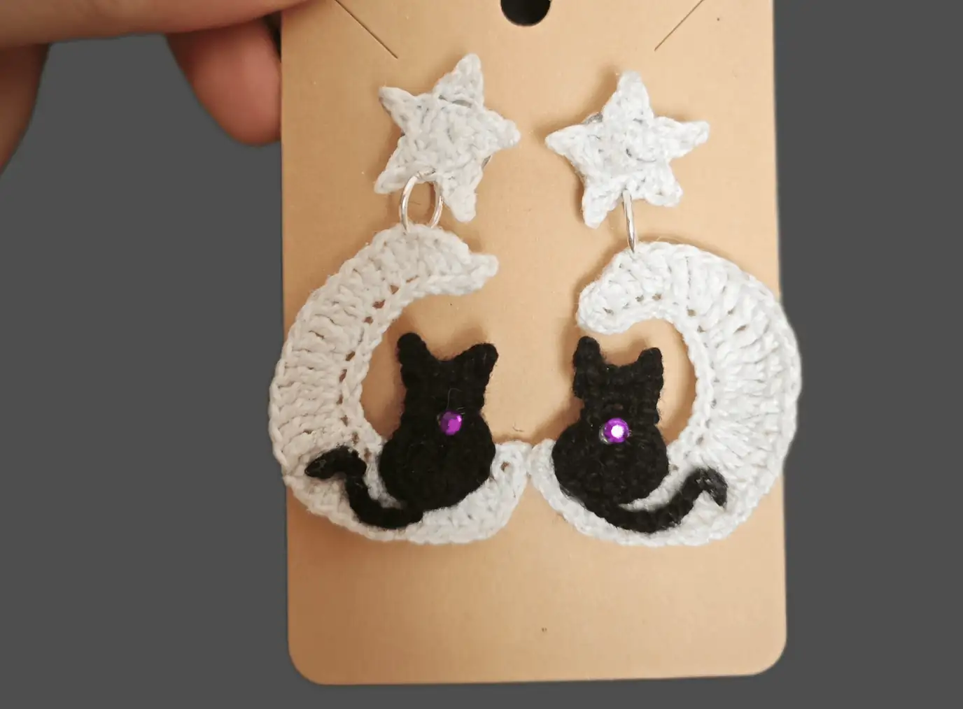 Pendientes gato sentado sobre la luna