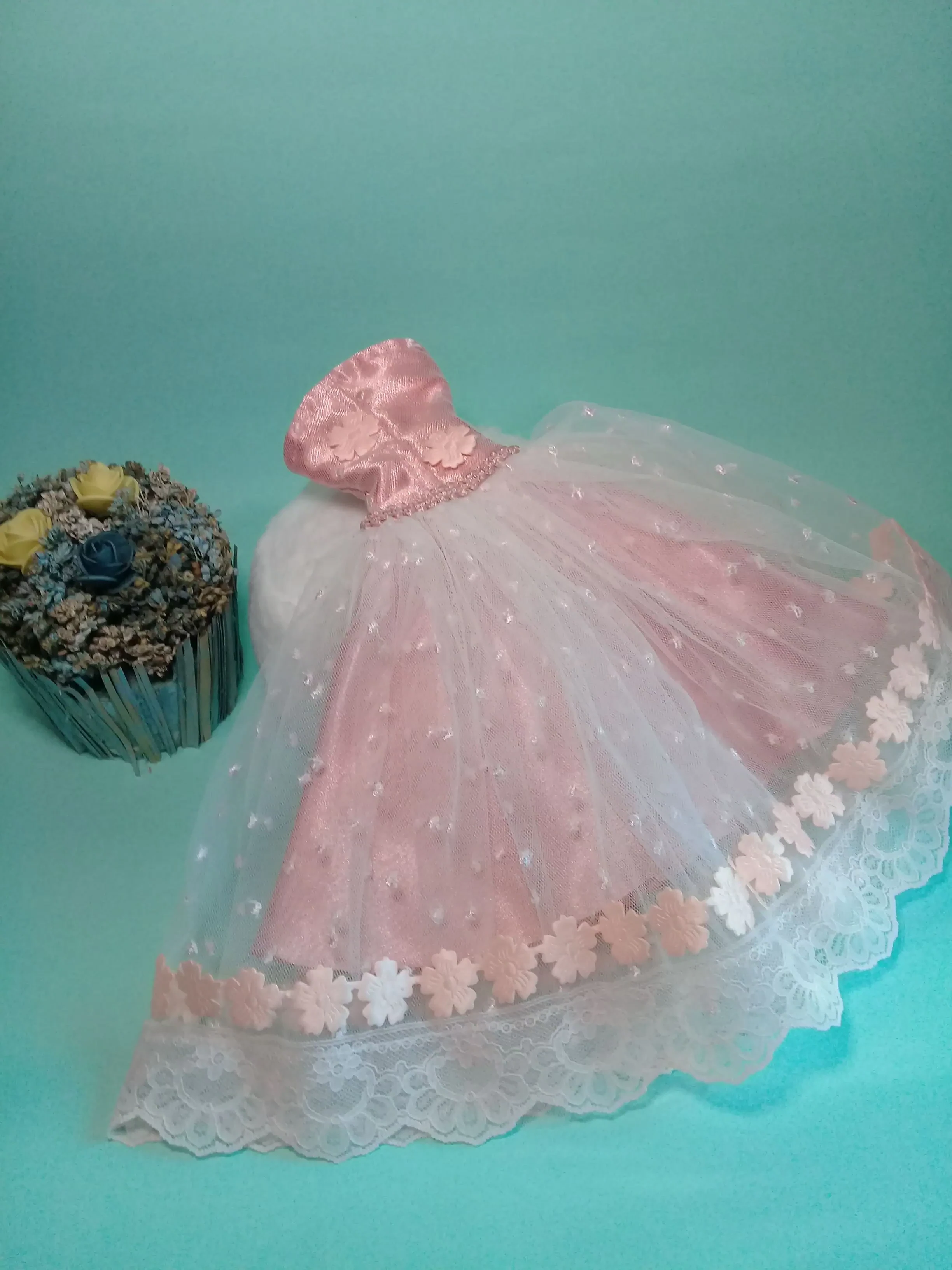 Vestido de princesa en plumeti para muñecas - Imagen 5